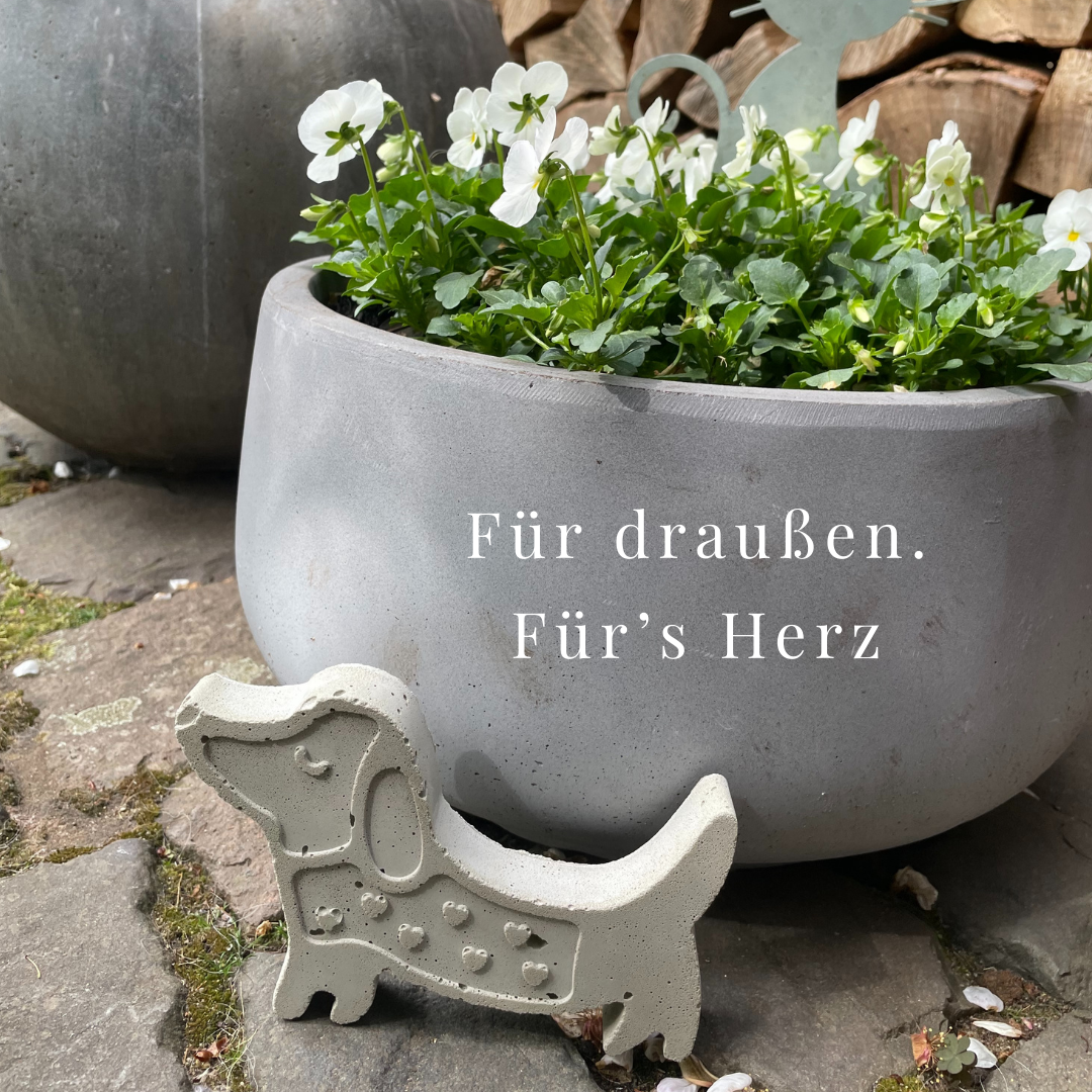 Moderner Dackel aus Ton, mit geprägtem Herz und viel Liebe gefertigt – personalisierte Geschenkidee für Hundeliebhaber*innen und treue Seelen. Made in Germany, mit echter Handwerkskunst und Bedeutung.
outdoor deko mit liebe und stil