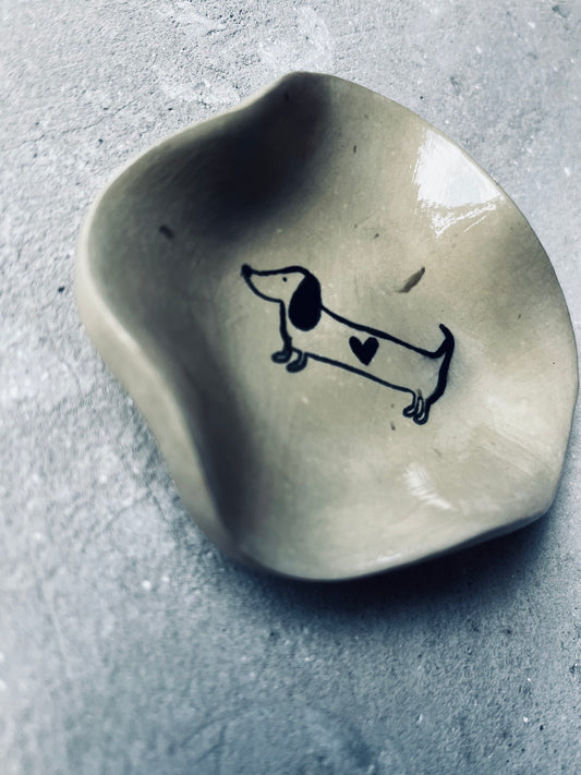 Kleines Dackel Schälchen aus Keramik – Beige, glossy, kleine Ablage für Schmuck – handmade Geschenk für Hundeliebhaber & Dogmoms