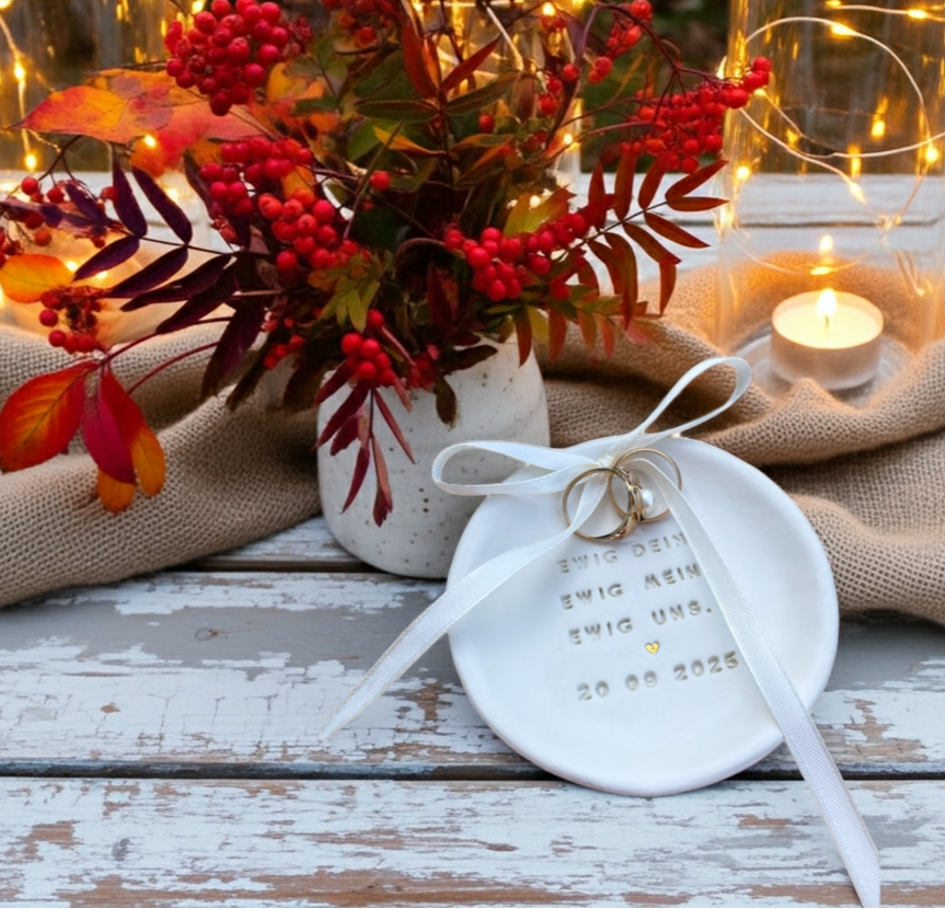 Handgetöpferte Ringschale aus echtem Ton – personalisiert mit Initialen, Herz oder Datum. Perfektes Accessoire für Herbsthochzeiten, Winterhochzeiten und Verlobungen. Nachhaltige Keramik als Ringkissen-Alternative, handgemacht in Deutschland. Ideales Geschenk zur Verlobung oder als Erinnerung an euren großen Tag. Mit Rabattcode WINTERLOVE10 auf evaundfee.de.