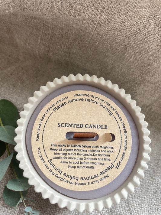 Handgemachte Duftkerze im selbstgegossenen Keramikschälchen – mit knisterndem Kirschholz-Docht (crackling wood wick) und beruhigendem Patchouli-Duft. Eine Kerze für alle, die Erdung, Stil und handmade Vibes lieben – aus dem Atelier von Eva & Fee.