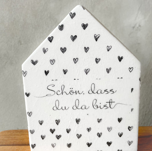 Dekoratives Häuschen aus Keramik mit Herzchenmuster, perfekt für Flur oder Garderobe – ein herzliches Willkommen für Gäste und schönes Detail für Zuhause.