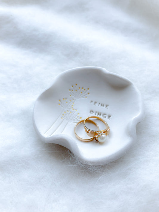 Organisch geformte Keramikschale mit zarter Wildblumenprägung, Schriftzug „Feine Dinge“ und feinen Goldakzenten – ideal als handgemachtes Geschenk für stilvolle Frauen.