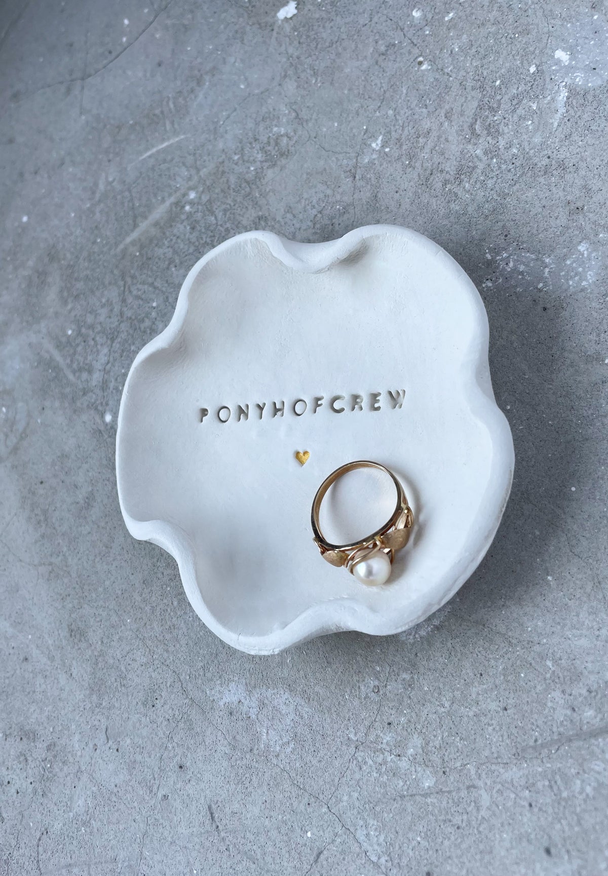 Keramikschale mit dem Wort „Ponyhofcrew“ geprägt – ideal als symbolisches Geschenk für Kindheitsbesties, die Pferde, Abenteuer und Herz teilen. Handmade-Unikat mit Bedeutung.

