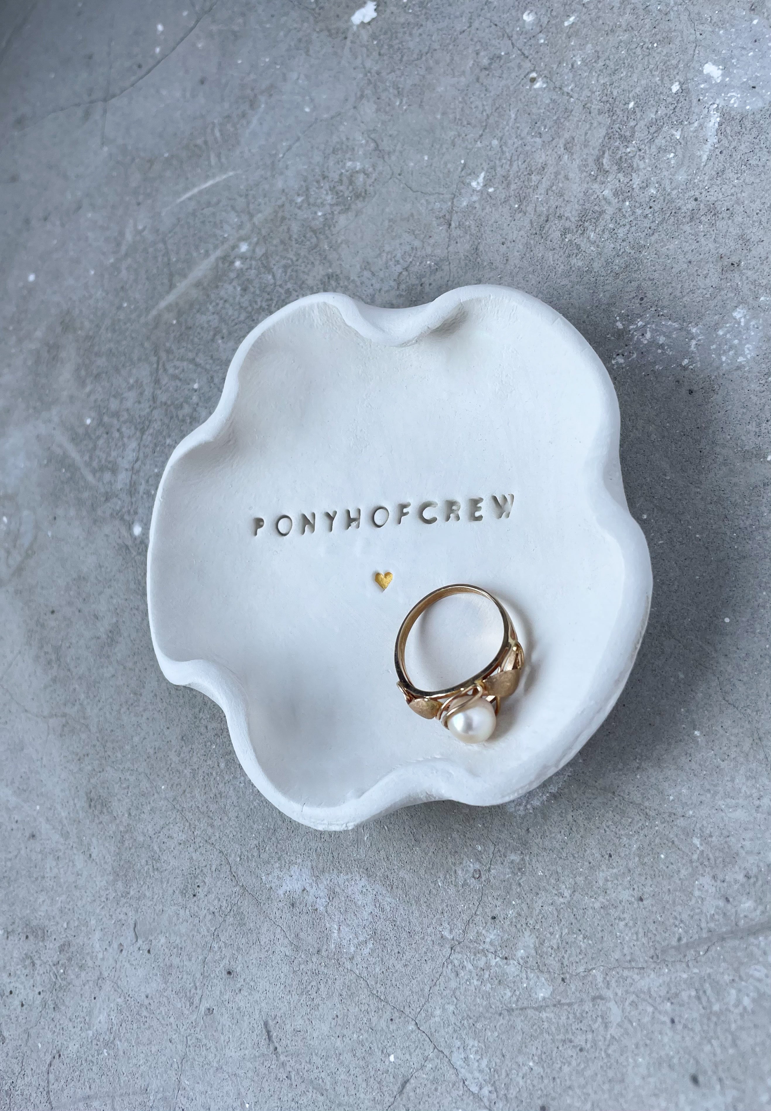 Keramikschale mit dem Wort „Ponyhofcrew“ geprägt – ideal als symbolisches Geschenk für Kindheitsbesties, die Pferde, Abenteuer und Herz teilen. Handmade-Unikat mit Bedeutung.

