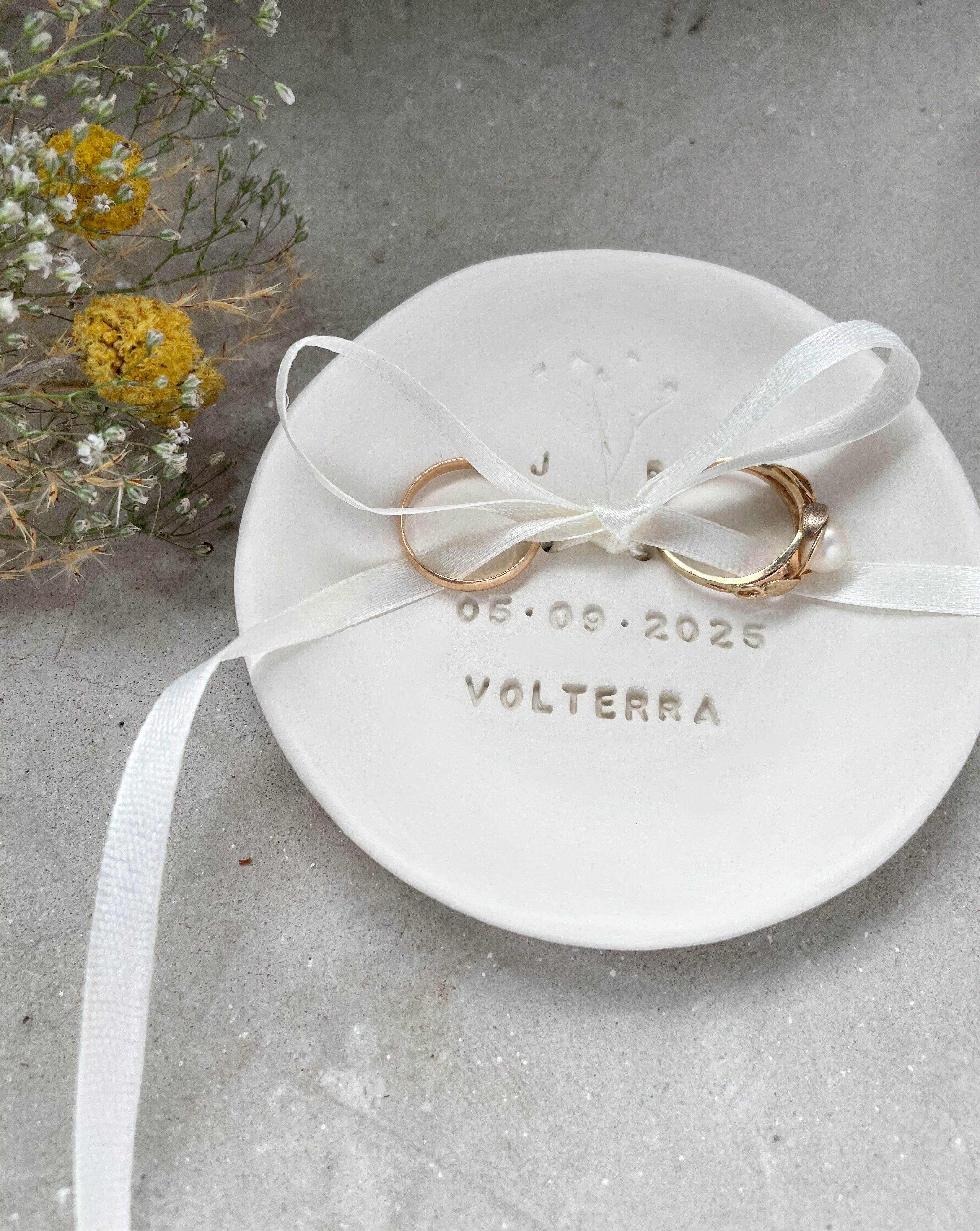 gibts auch auf etsy in meinem shop: Diese handgetöpferte Boho-Ringschale mit zartem Zweig, Namen und Datum begleitet eure Ringe bei Standesamt, freier Trauung oder Gartenhochzeit – ein Erinnerungsstück fürs Leben und eine wunderschöne Alternative zur klassischen Ringbox. Trockenblumen Prägung für Boho- Hochzeiten und Garten Hochzeit im Freien

