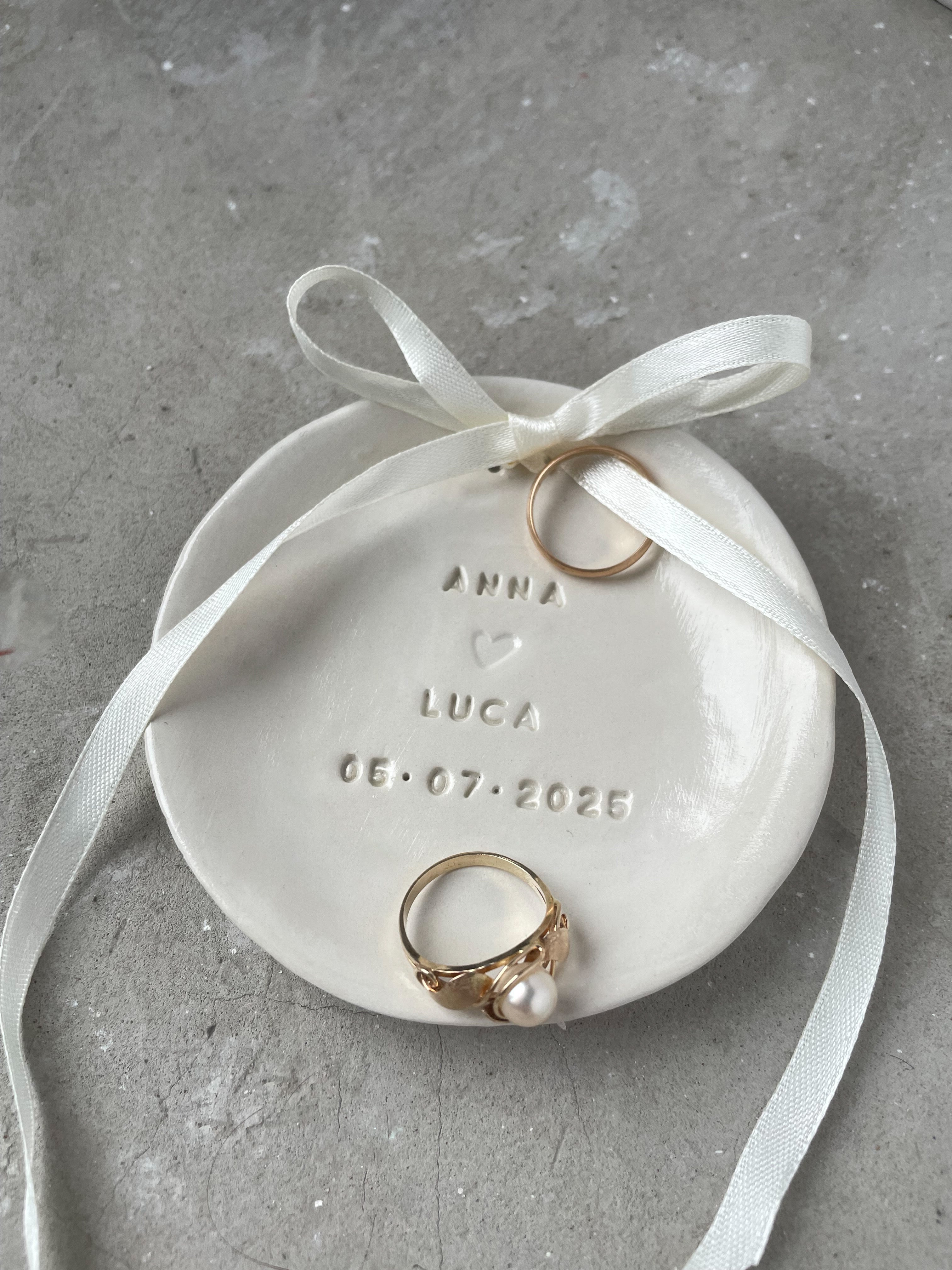 Organisch geformte Keramikschale in High-Gloss-Optik mit Namen und Hochzeitsdatum, langlebige Ringschale für Hochzeit und spätere Nutzung als Schmuckschale.