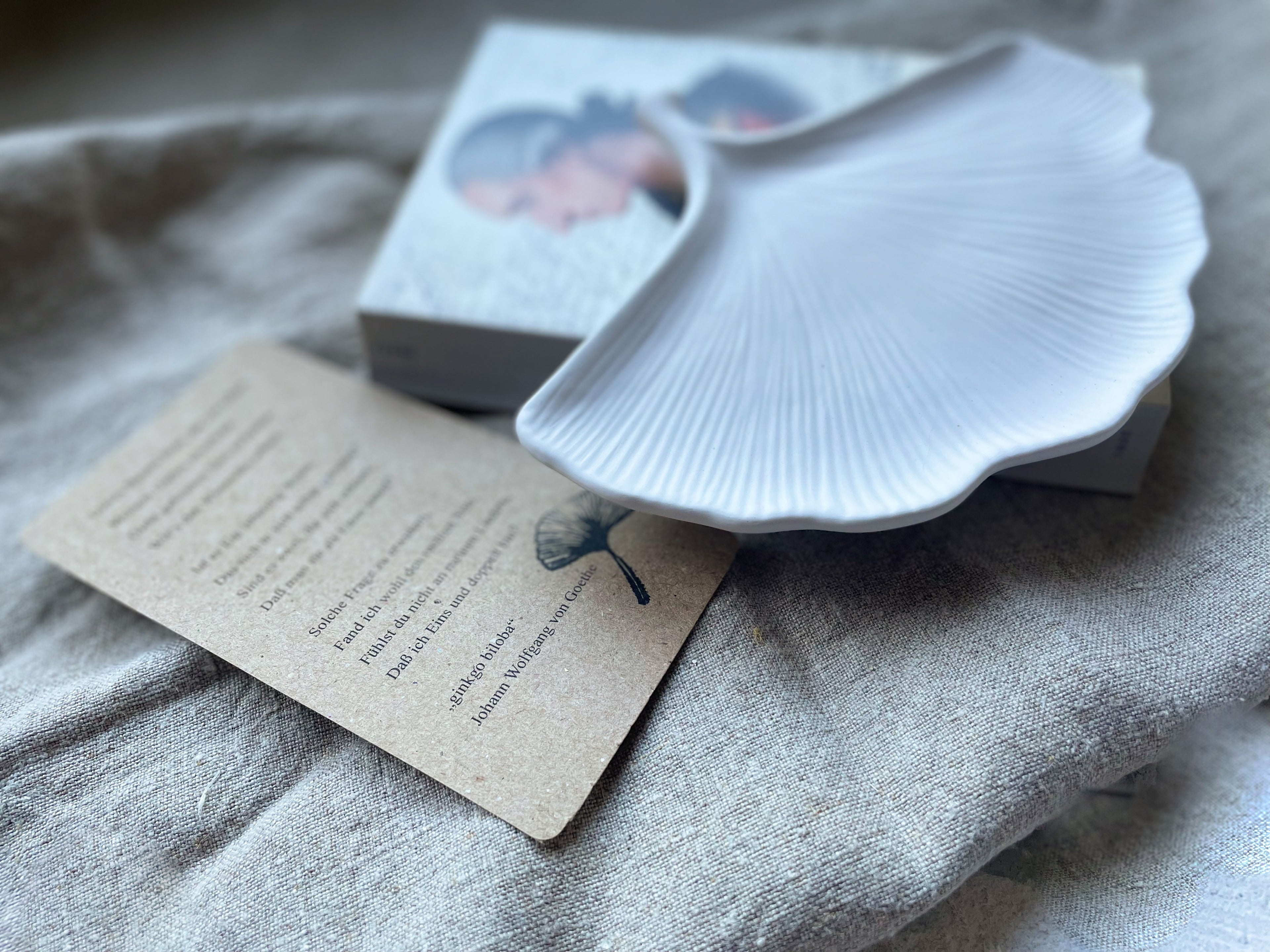 Schmuckschale BOOKLOVER Collection : Ginkgo Biloba – Große Literarische Keramikschale mit Goethe- Gedicht | book lover gift