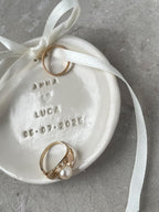Glänzende Ringschale aus echtem Ton, von Hand gefertigt und mit Namen sowie Datum personalisiert, minimalistisches Hochzeitsaccessoire für Designliebhaber.