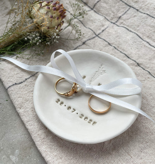 Handgemachte Boho-Ringschale aus echtem Ton mit zarter Prägung, perfekt für Standesamt oder freie Trauung – eine stilvolle, nachhaltige Alternative zu Ringkissen oder Ringbox im natürlichen Boho-Stil, liebevoll personalisiert und individuell gefertigt.
