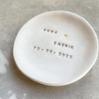 Wedding Bowl aus Ton – organisch geformt, naturally imperfect. Für Couples, die das Echte suchen.

Clean Design meets handmade feel – Ringschale für eure Namen, Ringe & Erinnerungen.

Minimal Ring Dish – für Paare, die kein Glitzer brauchen, um zu glänzen.