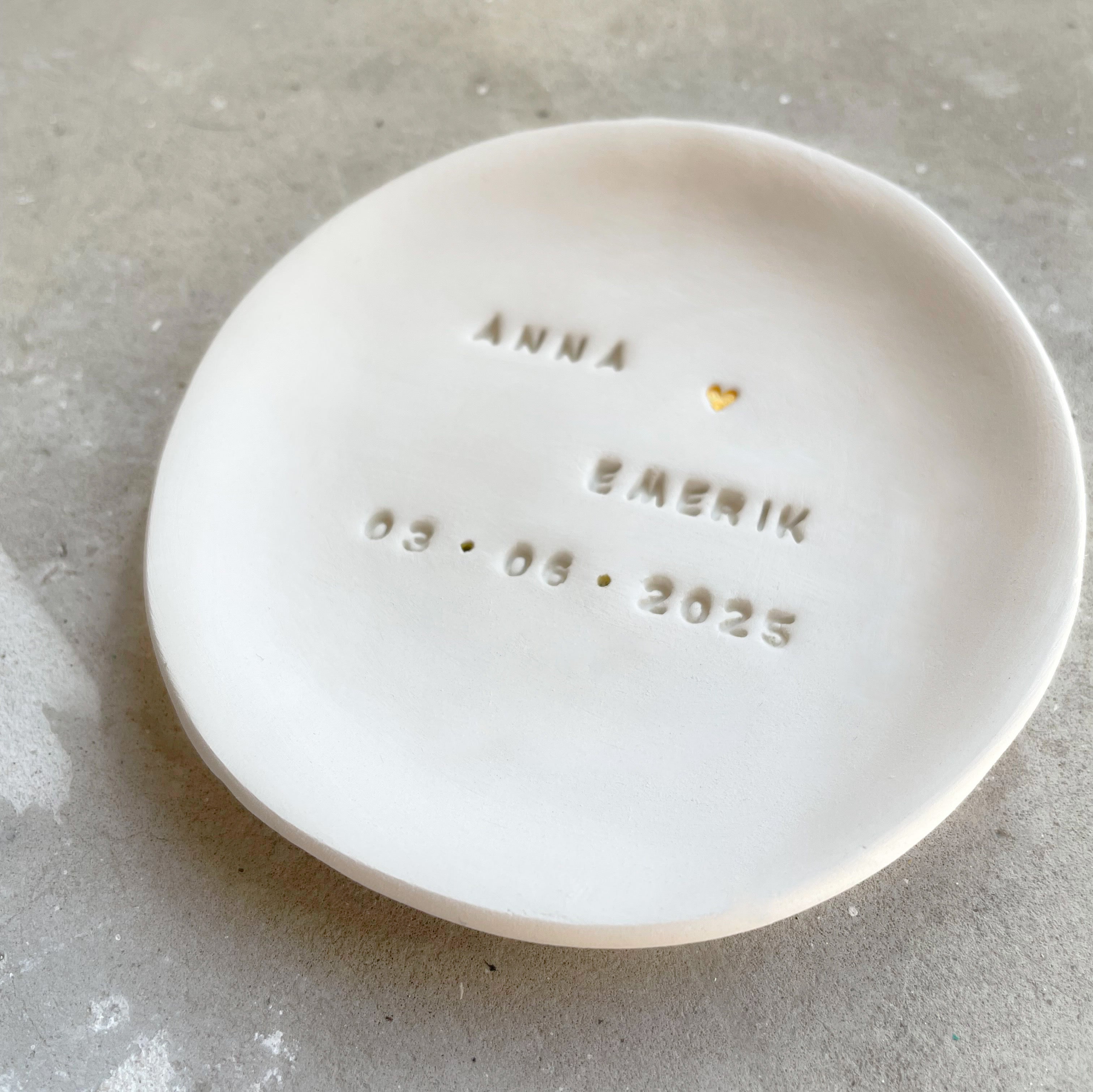 Wedding Bowl aus Ton – organisch geformt, naturally imperfect. Für Couples, die das Echte suchen.

Clean Design meets handmade feel – Ringschale für eure Namen, Ringe & Erinnerungen.

Minimal Ring Dish – für Paare, die kein Glitzer brauchen, um zu glänzen.