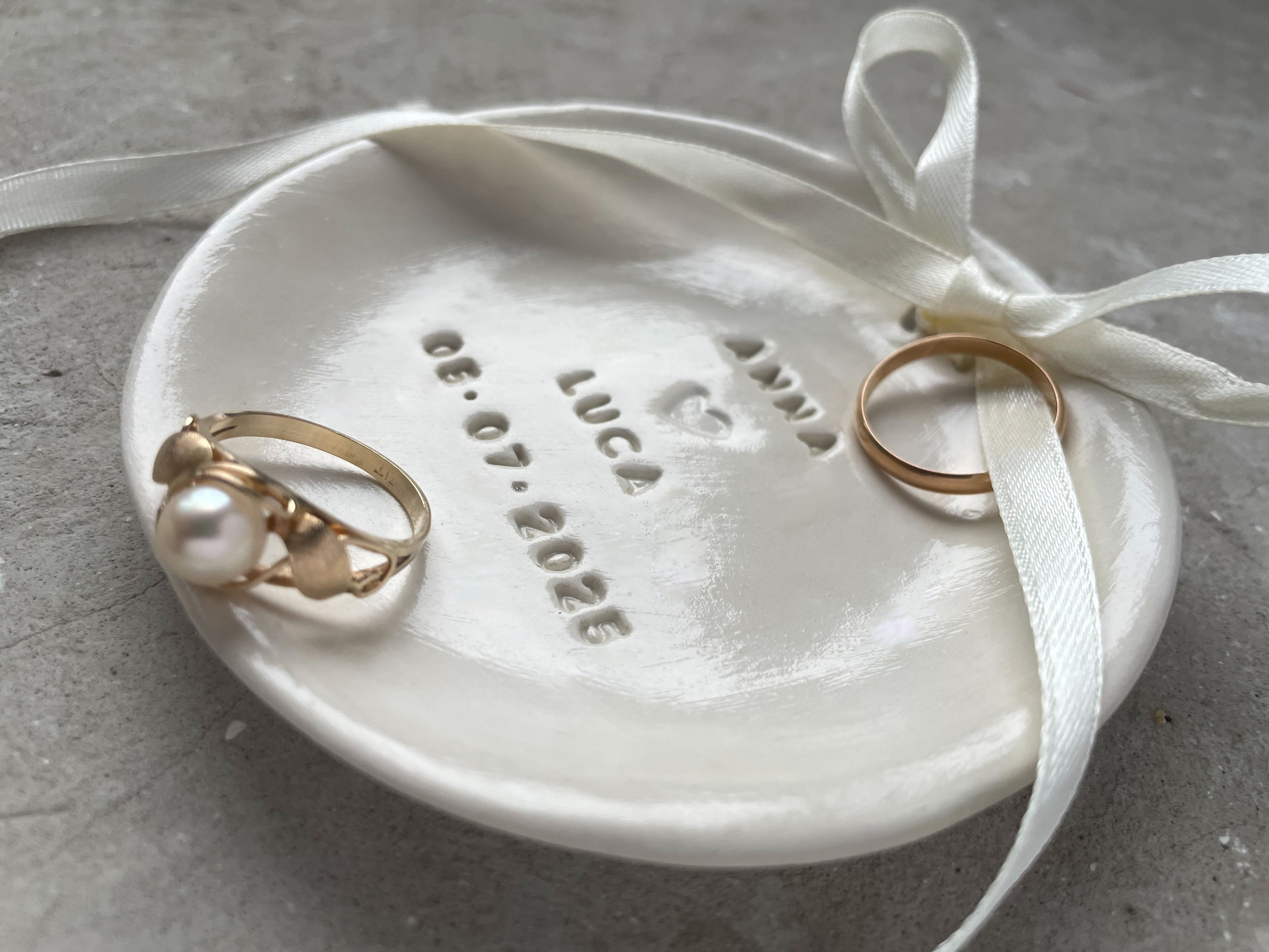 Moderne Ringschale aus echtem Ton mit hochglänzender Glasur, personalisiert mit Namen und Datum, geeignet für Standesamt, freie Trauung und Getting-Ready-Momente.