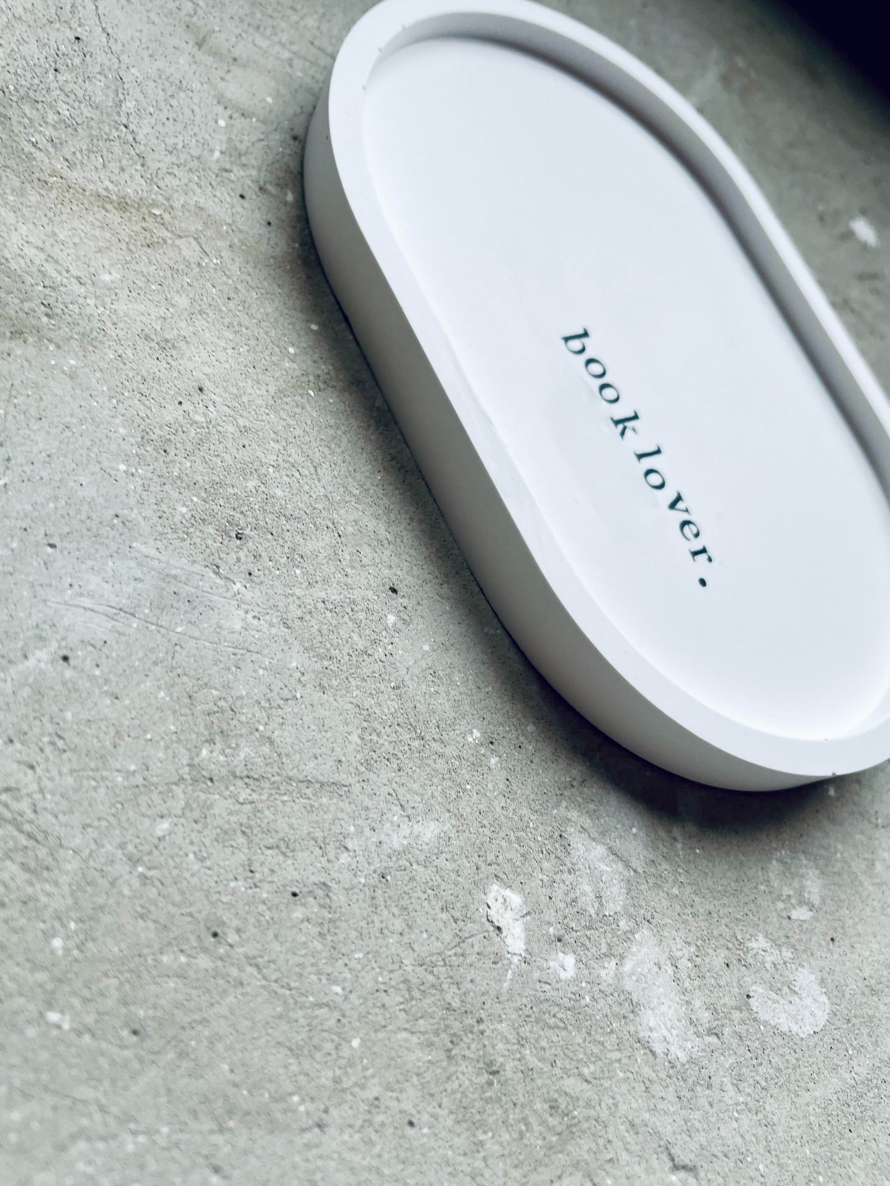 Keramiktablett Booklover – handmade in Germany. Für den Tee beim Lesen, die Lesebrille oder Lieblingsringe. Gestempelte Serifenschrift, klassische Typo, inspiriert von Literatur und Buchkunst. Nachhaltig gefertigt aus echtem Ton, kein Laser, kein Plotter, reine Handarbeit. Geschenkidee für BookTok-Fans, Buchliebhaberinnen und alle, die Geschichten sammeln.