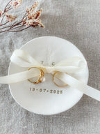 Organisch geformte Ringschale aus Ton, perfekt für Boho Wedding Flatlay