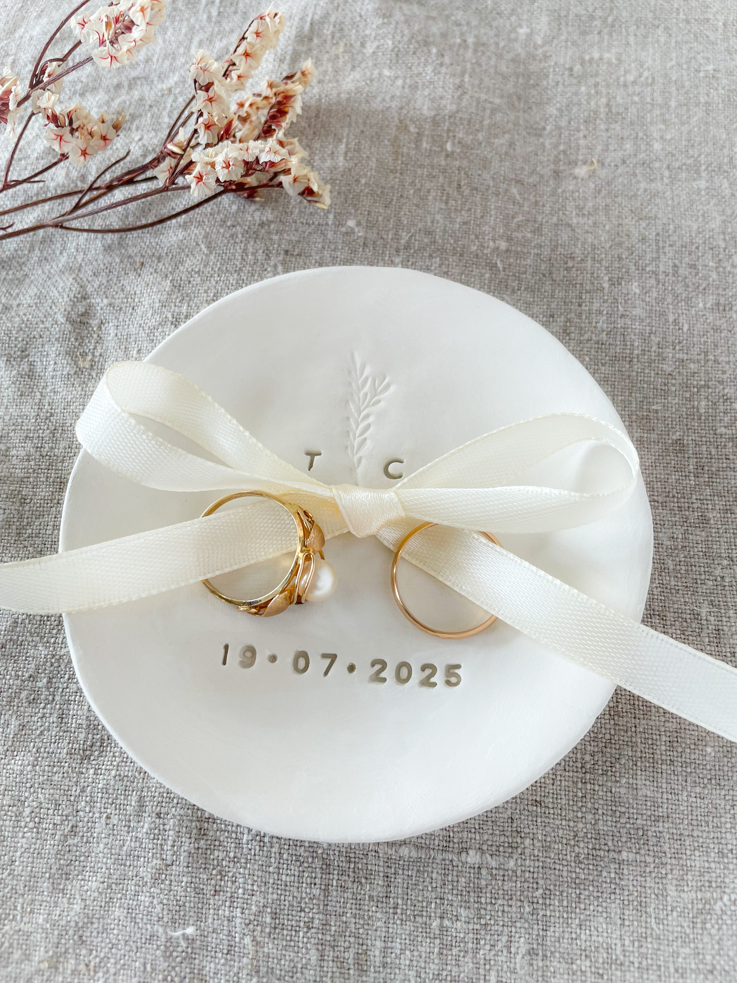 Organisch geformte Ringschale aus Ton, perfekt für Boho Wedding Flatlay