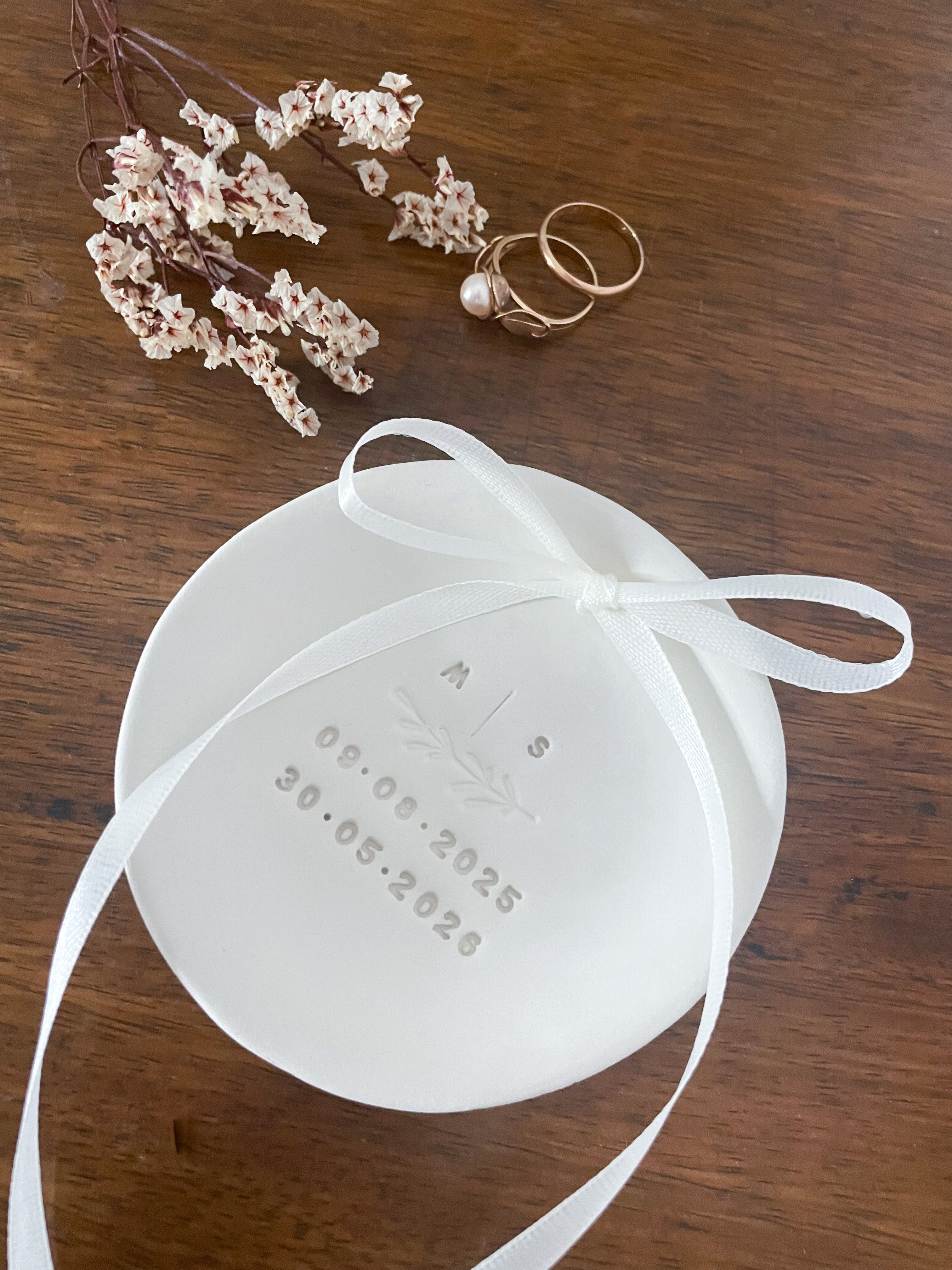 Boho Keramik Ringschale nachhaltig produziert, mit zwei Datumsgravuren, perfekt für umweltbewusste Hochzeiten