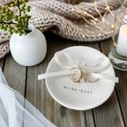 Handgetöpferte Schmuckschale – jedes Stück ein Unikat. Perfekt für die Aufbewahrung eurer Ringe, als Ringbox-Alternative oder stilvolles Hochzeitsdetail. Hergestellt mit Herz und Seele, inspiriert von schlichten Formen, Naturfarben und echter Handwerkskunst. #hochzeitsaccessoire #ringschale #handarbeit #brautpaar #bohowedding Handcrafted ceramic ring bowl – Pantone inspired soft tones and boho vibe. Perfect as wedding ring holder, engagement gift or anniversary keepsake. Timeless, emotional 