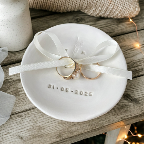 Hochzeitsschale aus Ton – echte Handarbeit trifft auf modernes Design. Perfekt als Ringschale, Schmuckschälchen oder Geschenk für die Braut. Schlicht, zeitlos, voller Bedeutung. Eine nachhaltige Alternative zur klassischen Ringbox, inspiriert von natürlichen Materialien und minimalistischer Ästhetik. #ringschale #hochzeitsidee #bohohochzeit #handmade #braut