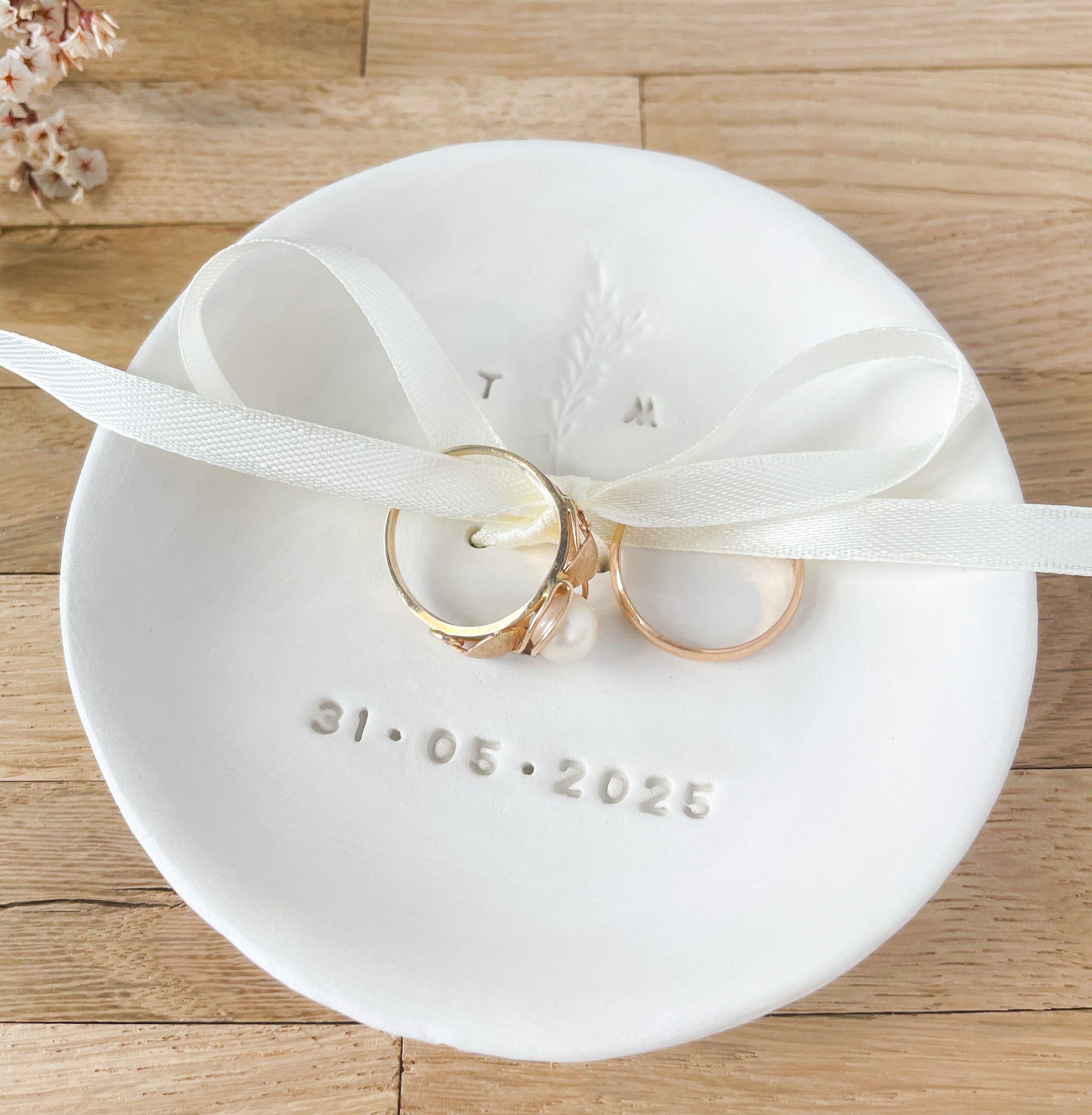 Handgetöpferte Ringschale aus echtem Ton, mit Initialen und Hochzeitsdatum geprägt und personalisiert, dekoriert mit Satinband und Zweig für Boho Hochzeit als Ringkissen Alternative