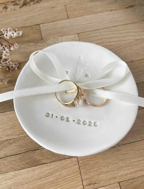 Handgemachte Boho-Ringschale aus echtem Ton mit euren Initialen, feinem Zweigmotiv, Hochzeitsdatum und zartem Satinband – ein liebevoll gestaltetes Unikat für eure freie Trauung, Standesamt oder Gartenhochzeit. Natürlich, schlicht und bedeutungsvoll – das perfekte Geschenk zur Hochzeit oder Verlobung. Nachhaltig gefertigt in Deutschland von Eva und Fee – echte Lieblingsstücke fürs Leben. Auch auf etsy