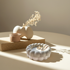 Kleine Bubble-Schale aus gegossener Keramik, rund und mit umlaufenden Kugel-/Blasenrändern. Modernes, verspieltes Design, ideal als dekorative Ablage für Schmuck, Schlüssel oder kleine Lieblingsstücke. In warmen Neutralfarben gegossen, glatt geschliffen und handveredelt. Perfekt für minimalistische Deko, Instagram-Interior, Zara-Home-Style und Pinterest-Trends. Langlebig, stabil und eine charmante Geschenkidee für Interior-Fans und Designliebhaber.