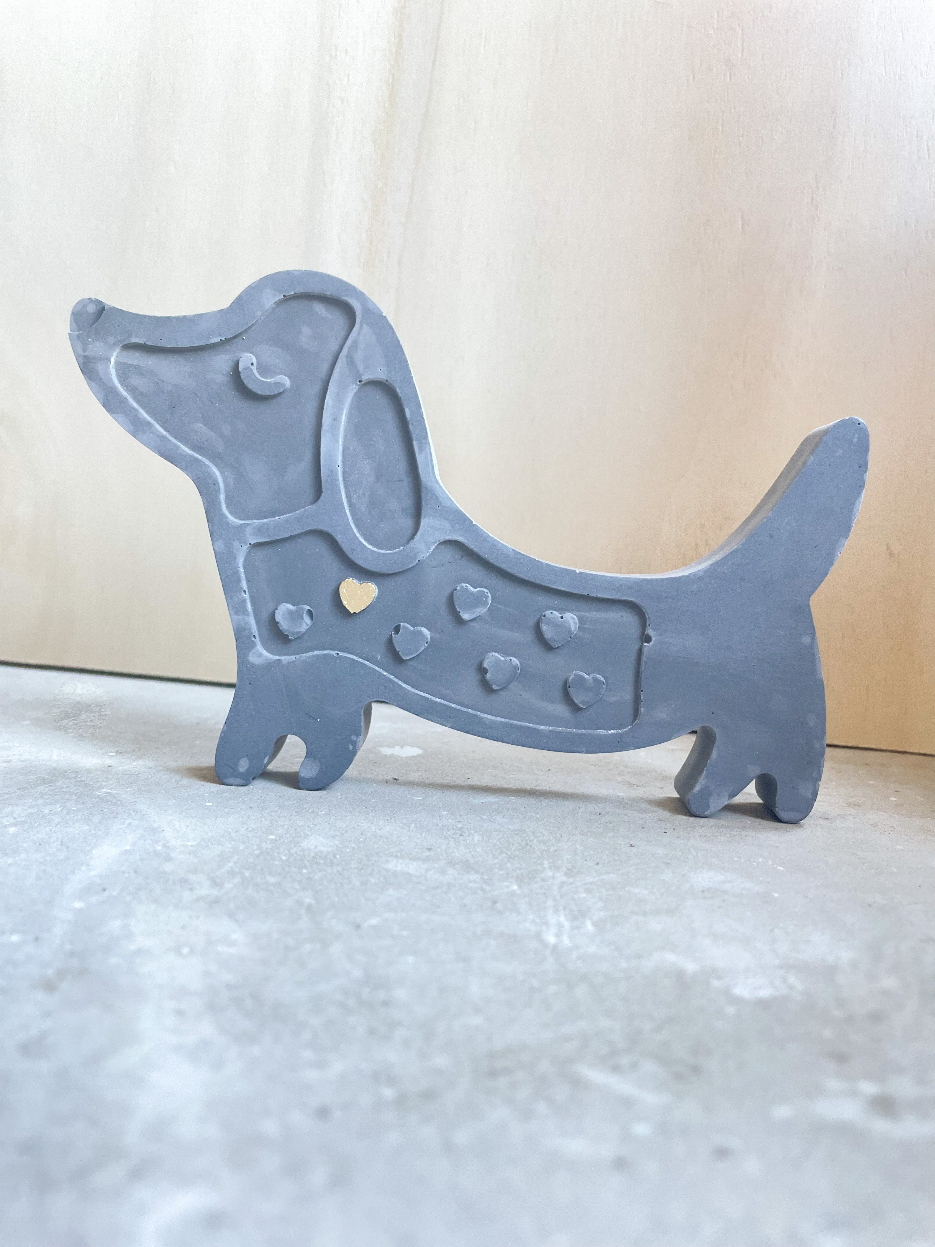 Keramik-Dackel mit geprägtem Herz – handgefertigt in Deutschland. Ein einzigartiges Mitbringsel für Tierfreunde und Lieblingsmenschen – aus echtem Ton, mit Liebe modelliert und als Geschenk mit Seele gedacht.

