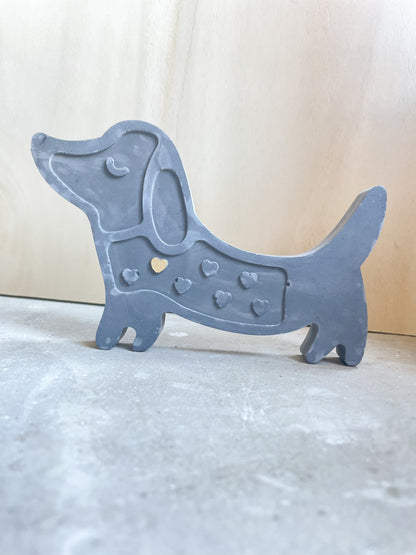 Keramik-Dackel mit geprägtem Herz – handgefertigt in Deutschland. Ein einzigartiges Mitbringsel für Tierfreunde und Lieblingsmenschen – aus echtem Ton, mit Liebe modelliert und als Geschenk mit Seele gedacht.

