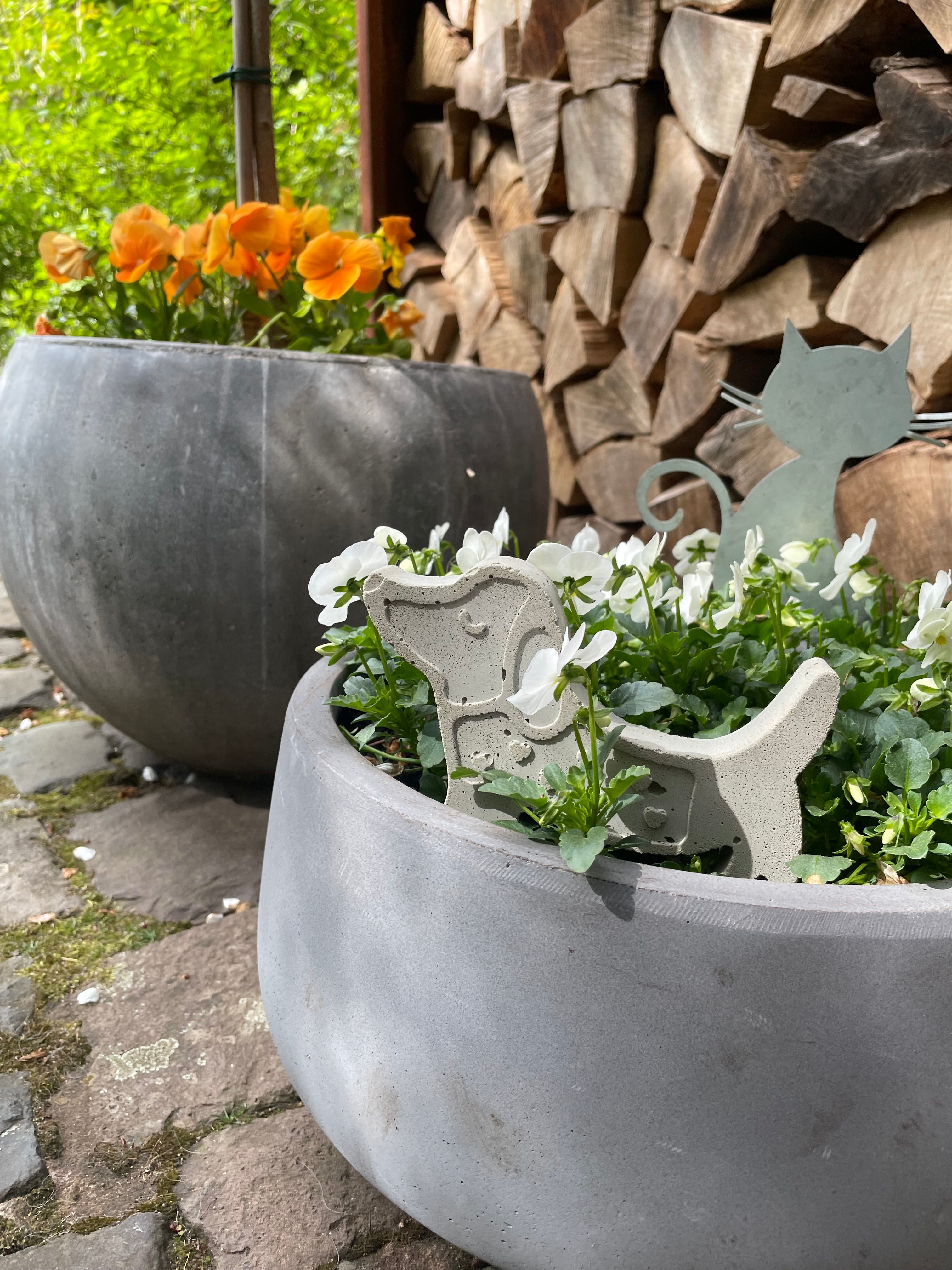 Skandinavisch inspirierte Dekofigur in Dackelform mit Herz – minimalistisches Design trifft auf echte Handarbeit. Perfekt als Geschenk für Hundemamas oder als Statement für Tierliebe in deinem Zuhause.

