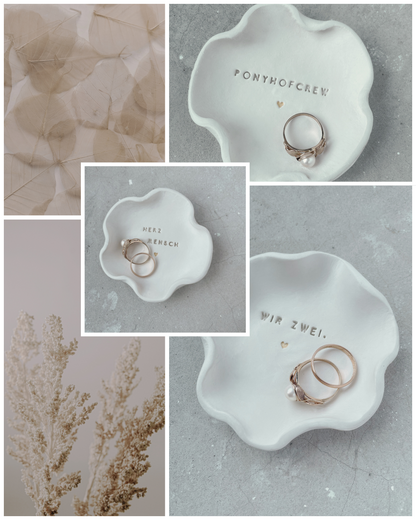 Kleine Ton-Schale mit sanfter Form und der Aufschrift „Herzmensch“, Geschenk für Mama oder Freundin. Edle Schmuckschale aus echtem Ton mit floraler Prägung oder Goldakzent – liebevolles Geschenk für Herzensmenschen, handgefertigt & einzigartig.

