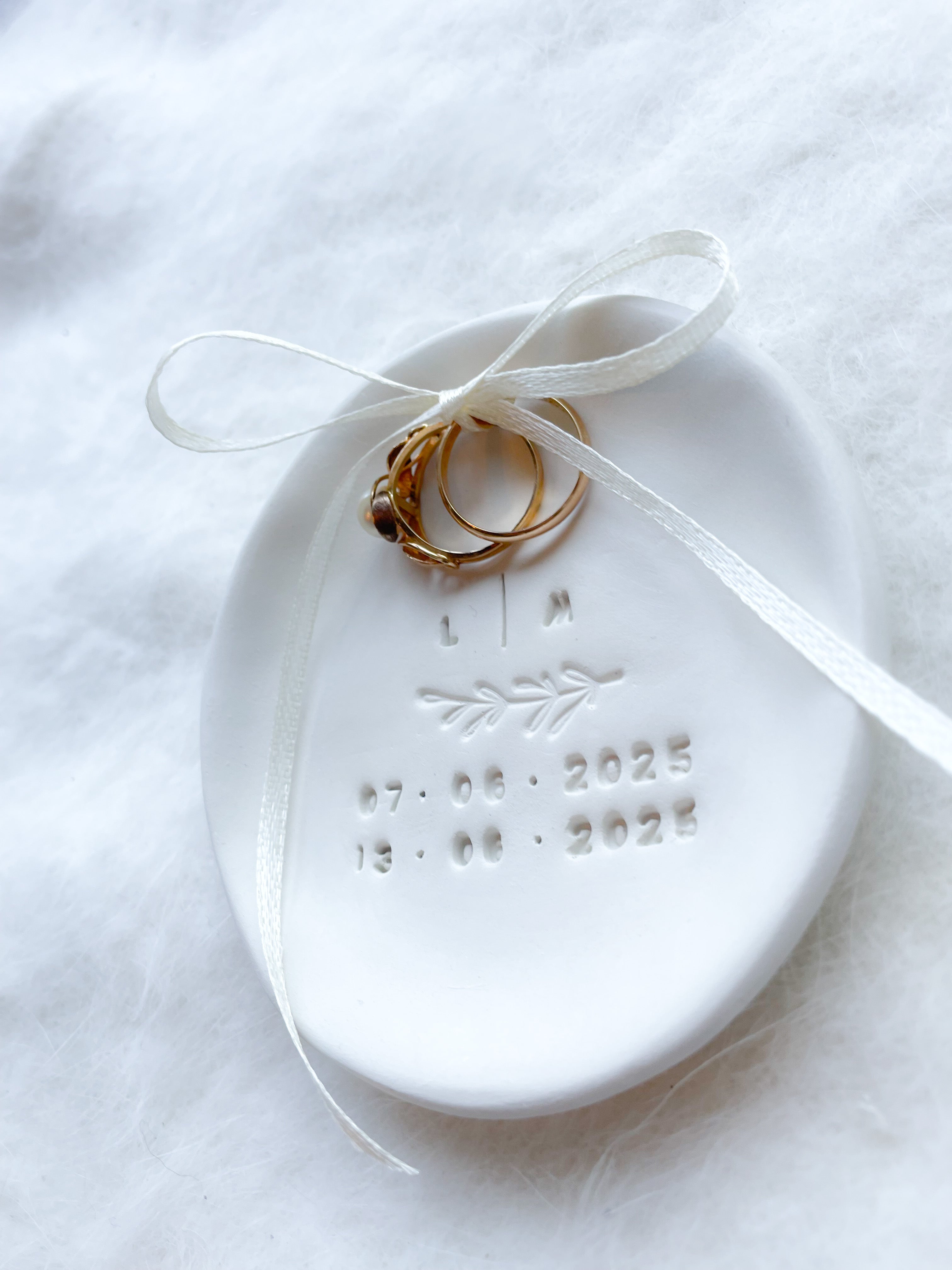 Sustainable handmade boho ring dish in ceramic, personalized with two significant dates, perfect for eco-friendly weddings, Ton-Schälchen im nachhaltigen Boho-Design, geprägt mit zwei besonderen Daten, perfekte Ergänzung für eine grüne Hochzeit