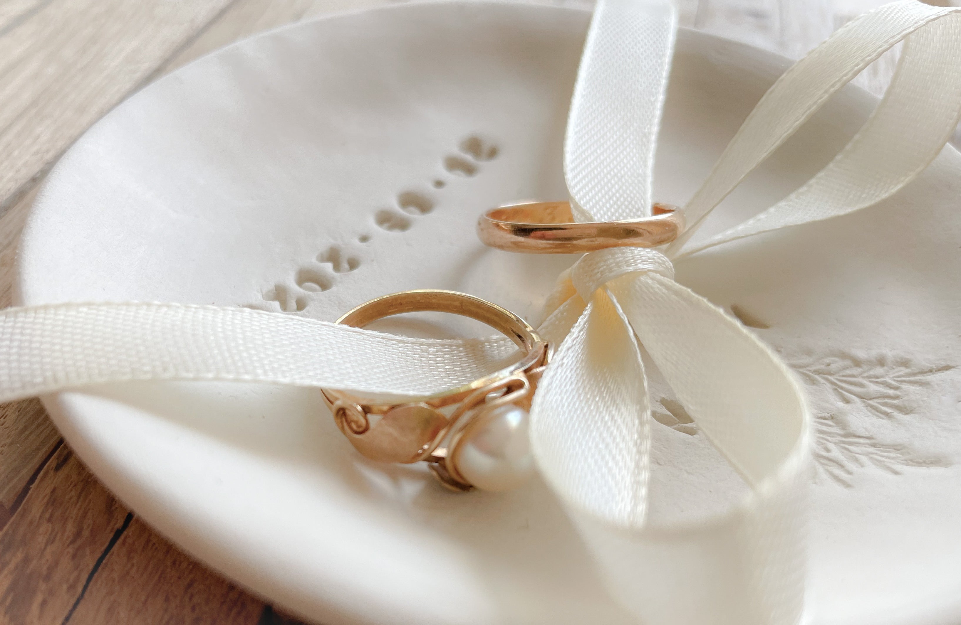 Boho Ringschale handgemacht aus Naturton, perfekt für freie Trauung im Grünen