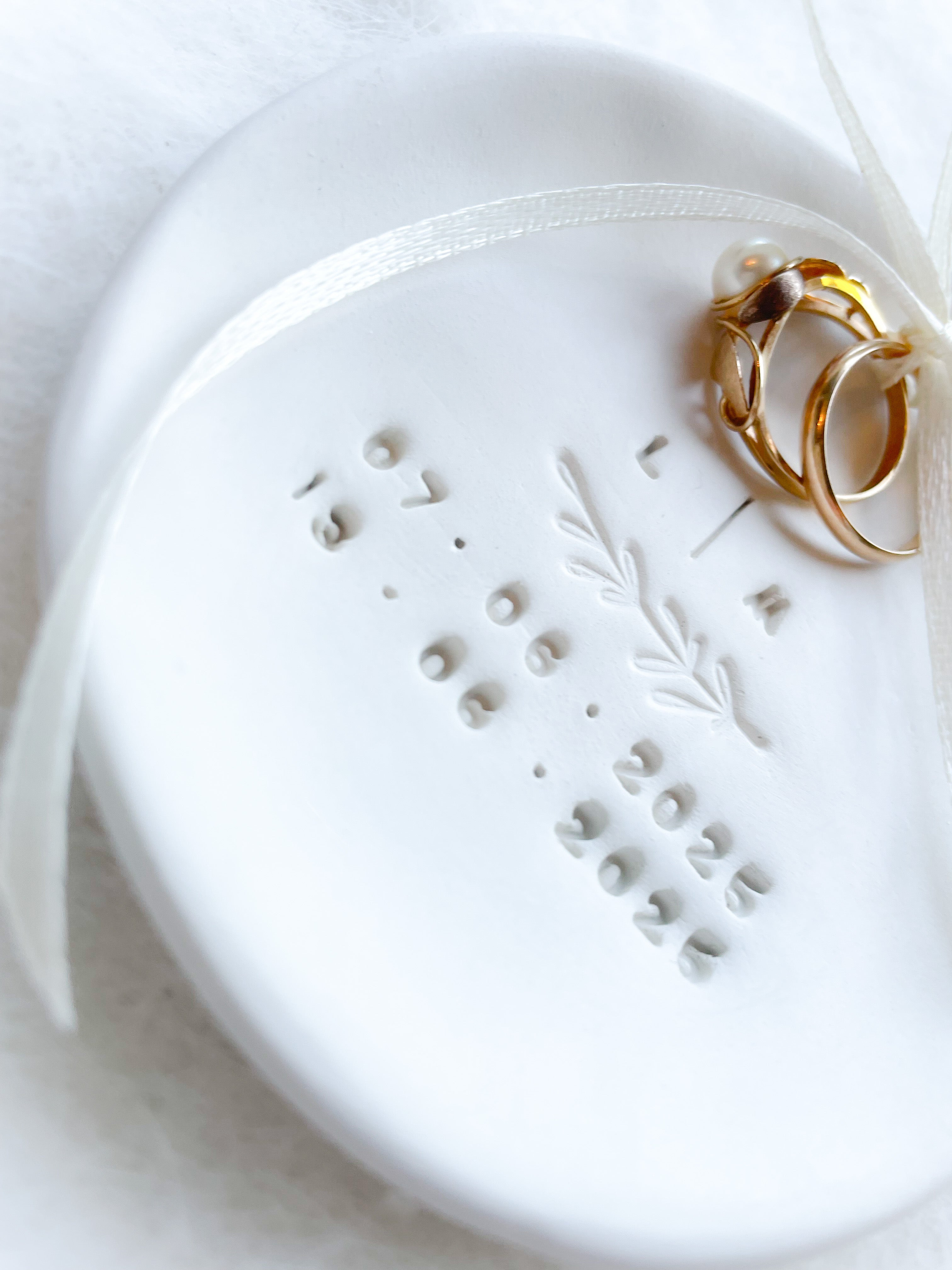 Nachhaltig handgemachte Boho Ringschale aus Keramik mit zwei Datumsprägungen, perfektes Accessoire für natürliche Hochzeiten und als Ringbox Alternative, besonders und individuell, Unikat für Standesamt oder Boho Wedding