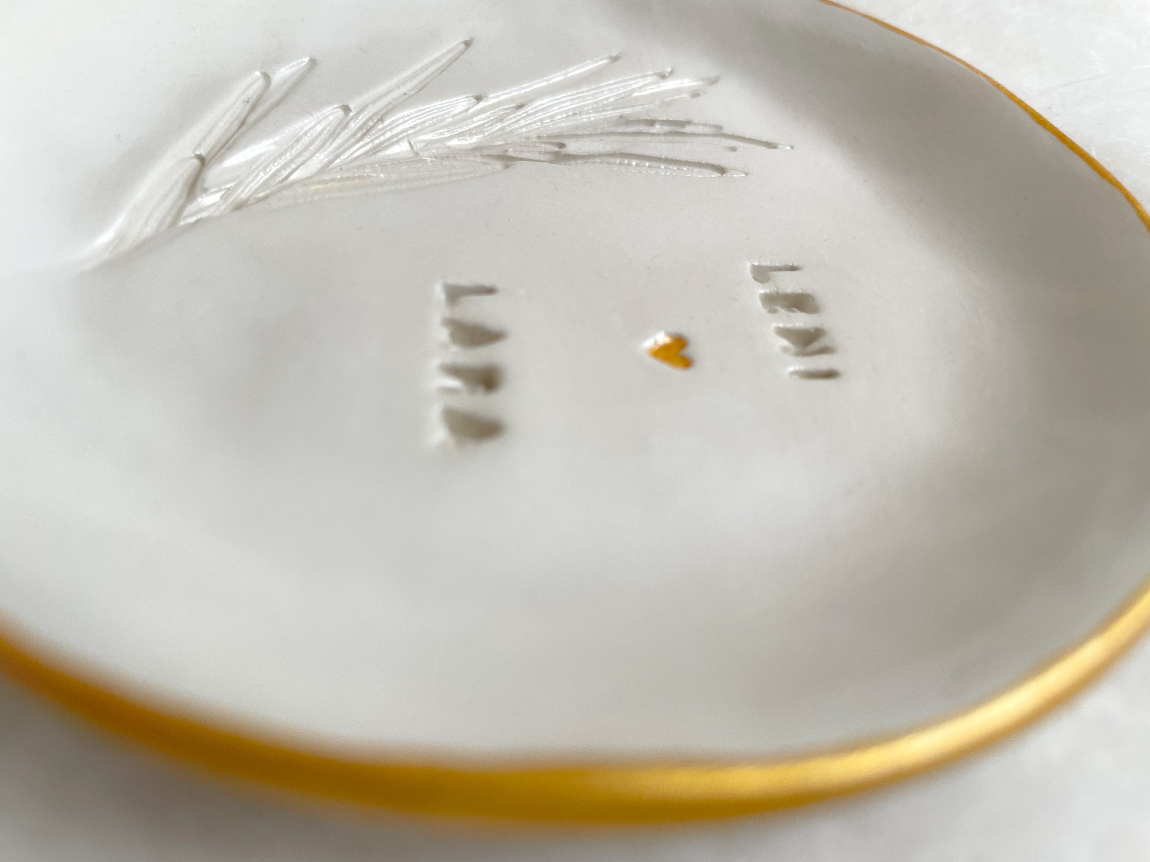 Handgemachte Keramikschale, hochglanz glasiert, personalisiert mit Namen, kleinem goldenen Herz und echtem Rosmarinzweig – ideales Geschenk zur Babyparty, Hochzeit und Taufe, nachhaltig und natürlich