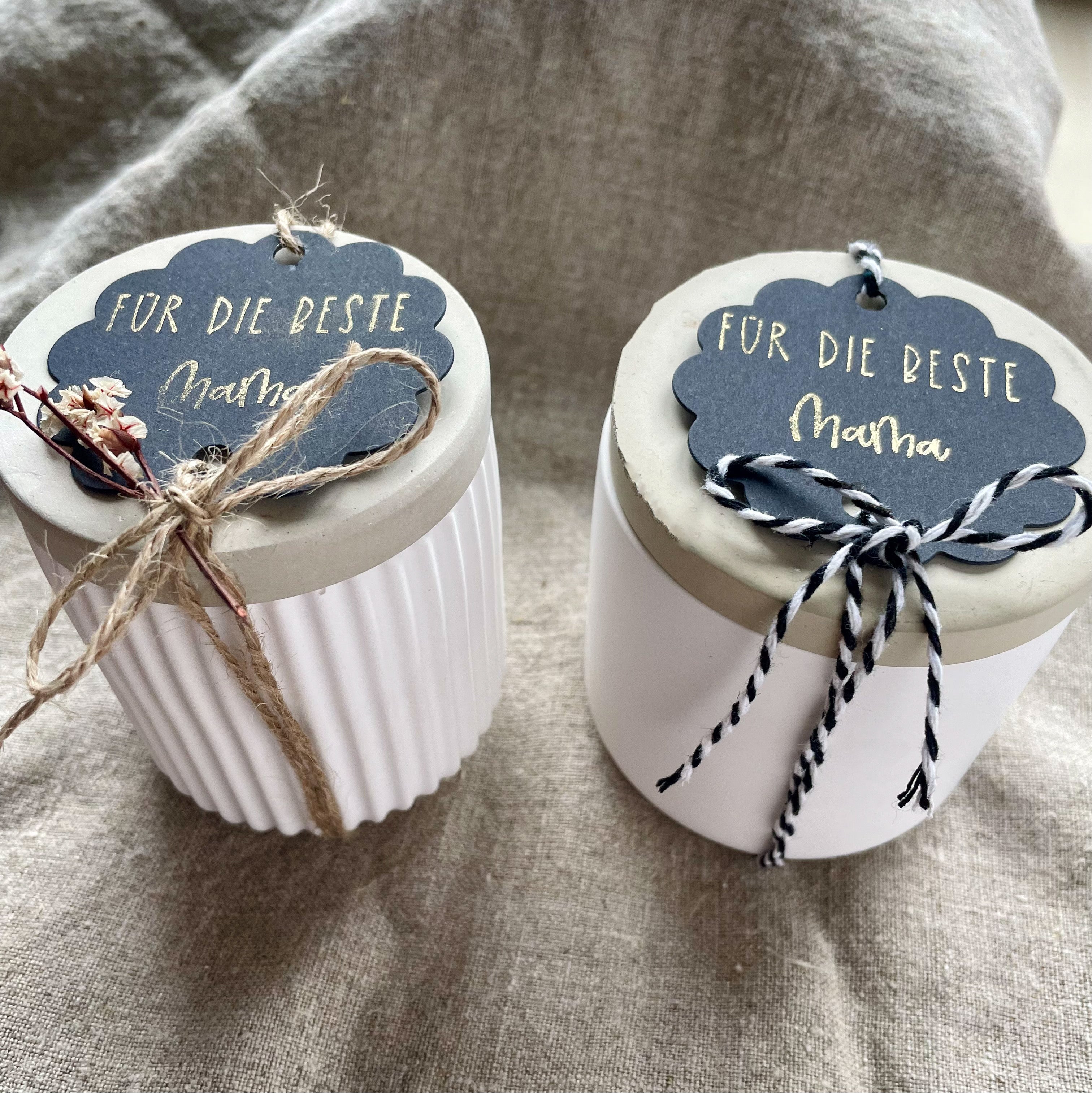 Geschenk zur Selbstfürsorge: handgemachtes Keramikdöschen mit Deckel und Blütenanhänger – ideal für kleine Auszeiten, Achtsamkeit und persönliche Rituale, Geschenk für Mamas