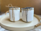 Feines Geschenk aus Keramik: Mini-Dose mit Naturband, Blütenanhänger und viel Liebe zum Detail – perfekt als Mitbringsel oder Dankeschön