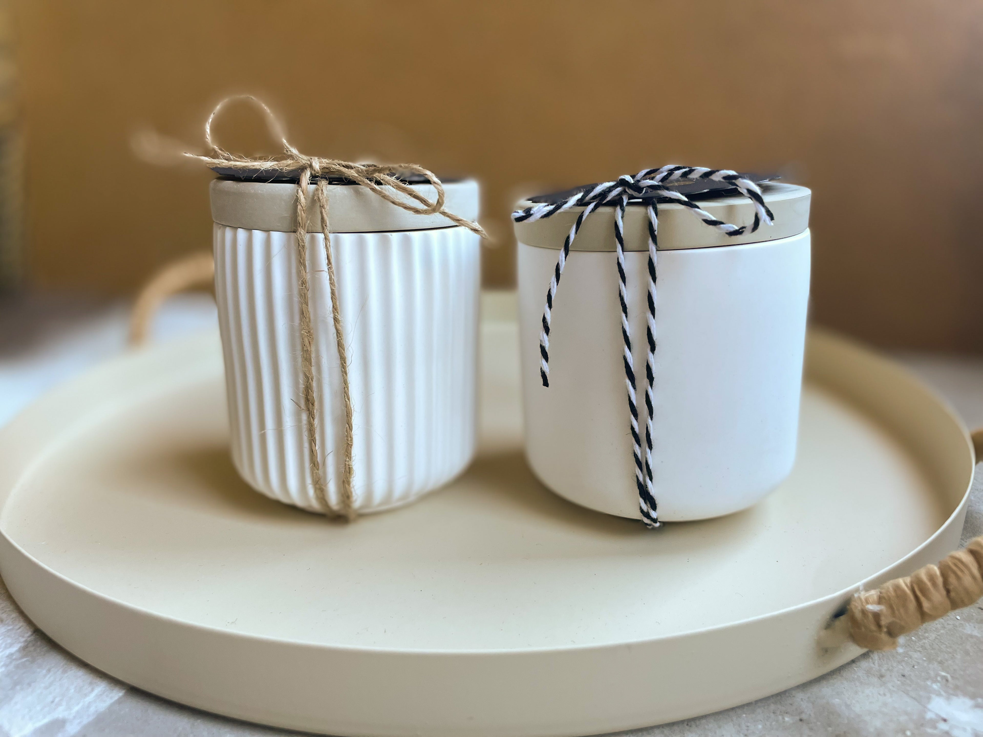 Feines Geschenk aus Keramik: Mini-Dose mit Naturband, Blütenanhänger und viel Liebe zum Detail – perfekt als Mitbringsel oder Dankeschön
