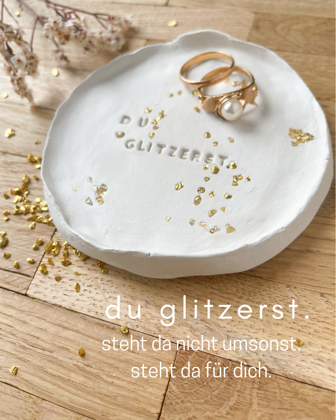 GLITZERSTÜCK: Handgetöpfertes rustikales Tonschälchen mit Gold - Nuggets | personalisierbar mit Namen