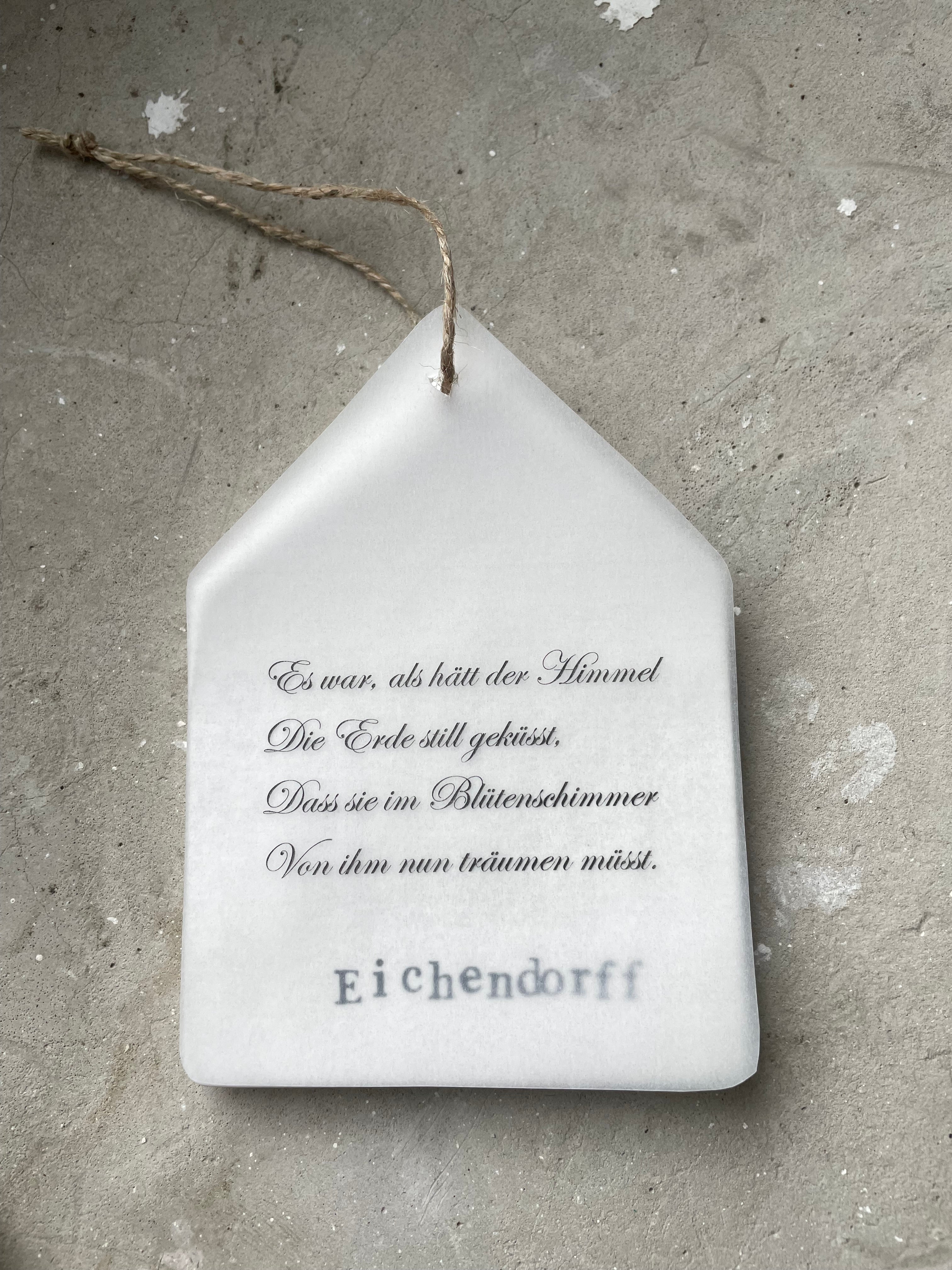 Kleines Keramikhäuschen mit geprägtem Schriftzug „Eichendorff“ und Gedicht auf Transparentpapier – handgefertigt im Saarland. Ein Stück Literatur für Bücherfreunde, BookTok- und BookNook-Lovers, das Poesie sichtbar macht. Teil der Booklover-Kollektion von Eva & Fee, nachhaltig gefertigt aus hochwertiger Keramik. Ideal als Geschenk für Leseratten, Lyrikfans oder als stilvolle Deko fürs Bücherregal und kreative Leseecken.