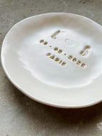 Elegante Keramik-Ringschale, handgefertigt, mit individueller Gravur von Initialen, Datum und Herzmotiv, stilvolle Alternative zu Ringkissen oder Ringbox für die Trauung