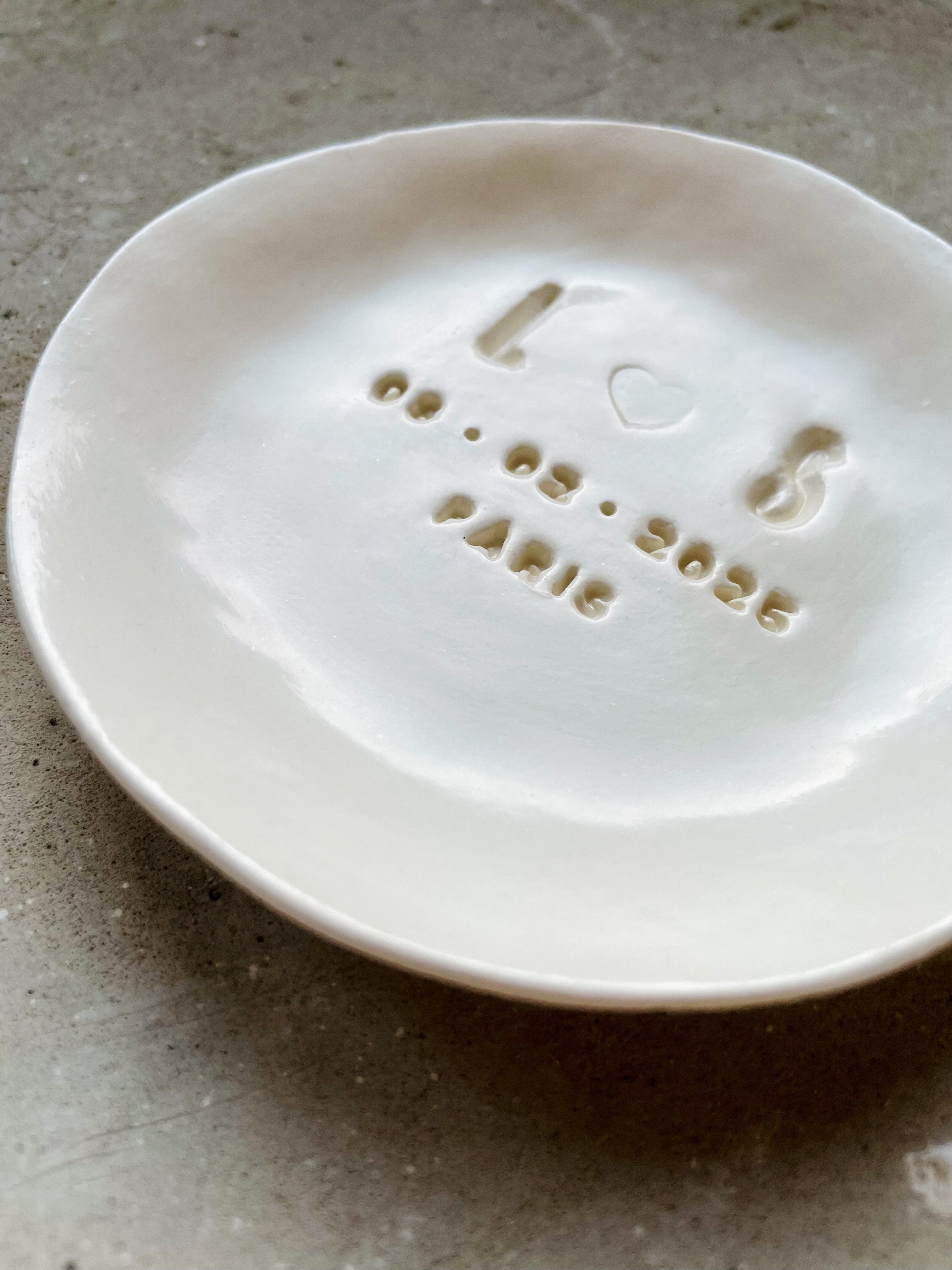 Elegante Keramik-Ringschale, handgefertigt, mit individueller Gravur von Initialen, Datum und Herzmotiv, stilvolle Alternative zu Ringkissen oder Ringbox für die Trauung