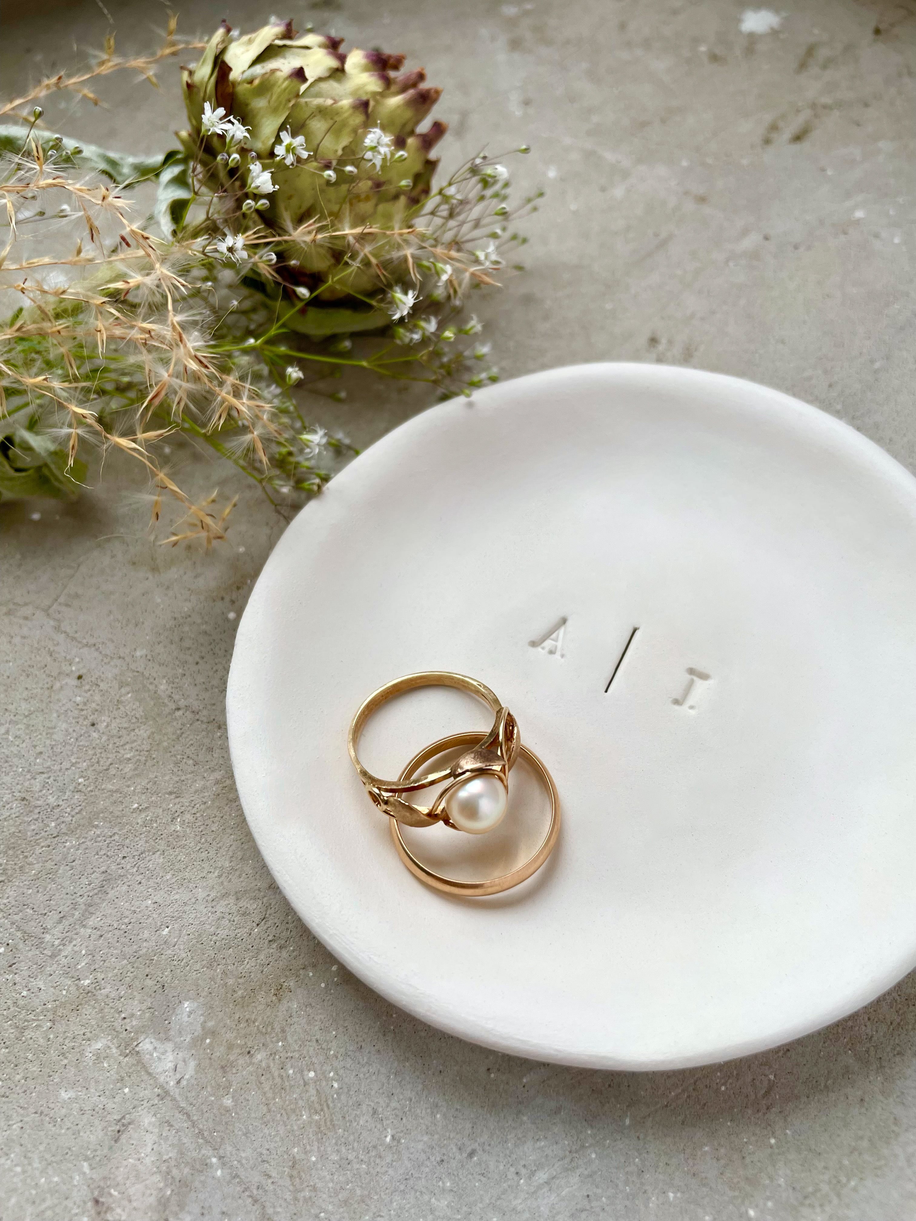 Handgemachtes Schälchen aus Keramik für Hochzeiten, schlicht und elegant mit gravierten Initialen im klassischen Buchstabensatz und Trennlinie – perfekt für Paare, die modernes Design lieben