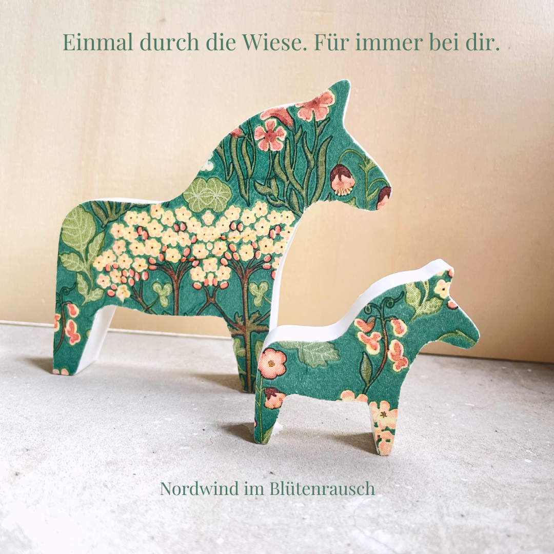Dala Pferde 2er Set – weiße Keramik mit Blumenwiesenmuster in Grün, Lachs und Zartgelb – nordisch, handgemacht & blütenverliebt als Geschenk