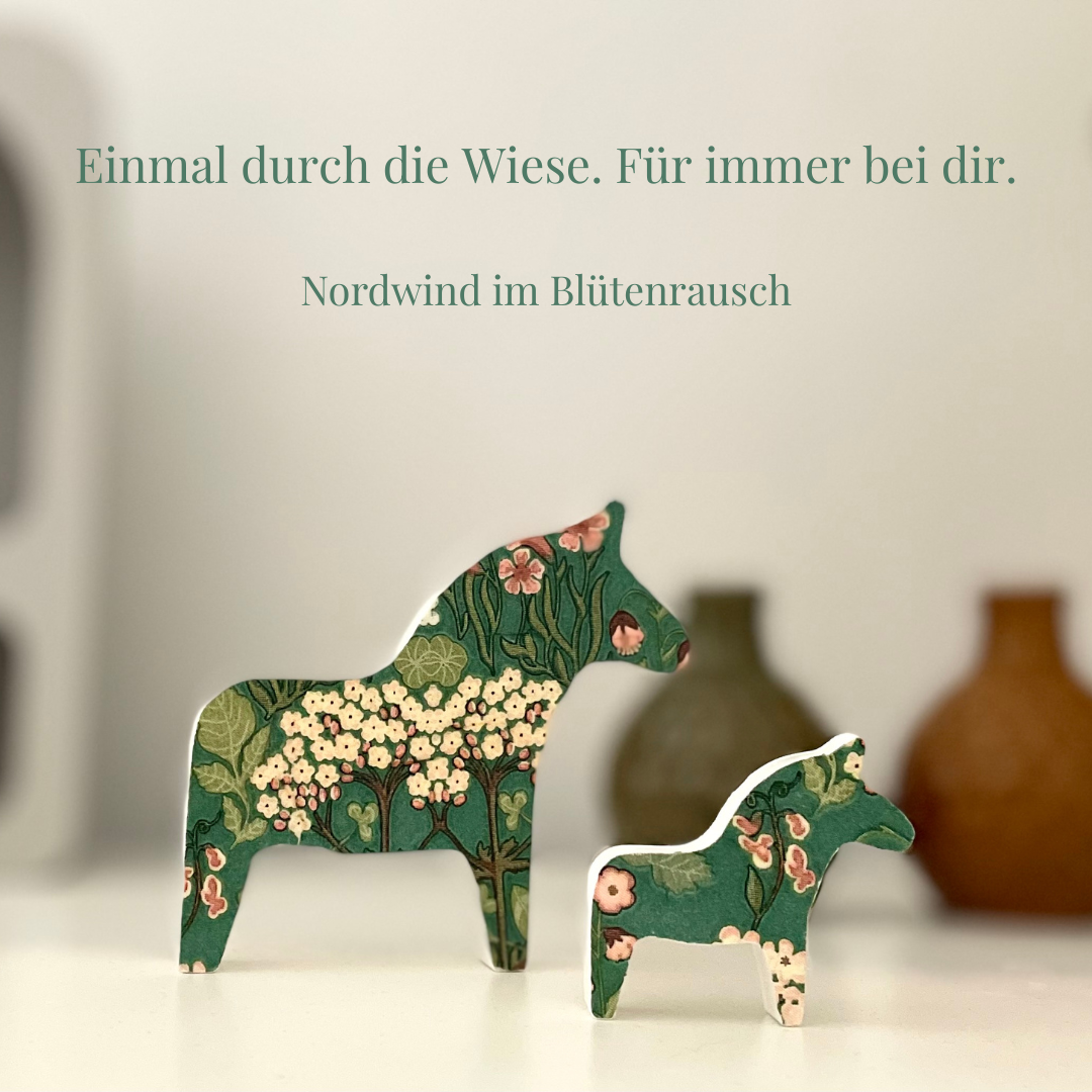 Dala Pferde 2er Set – weiße Keramik mit Blumenwiesenmuster in Grün, Lachs und Zartgelb – nordisch, handgemacht & blütenverliebt als Geschenk