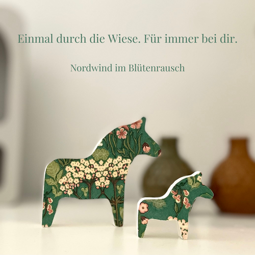 Dala Pferde 2er Set – weiße Keramik mit Blumenwiesenmuster in Grün, Lachs und Zartgelb – nordisch, handgemacht & blütenverliebt als Geschenk