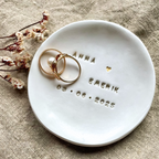 Schale für Hochzeitsringe – handmade, understated, simply beautiful. Aus echtem Ton, natürlich geformt.

Ringschälchen für moderne Paare – reduziert, meaningful, mit organischem Flow. Jedes Stück ein Unikat.