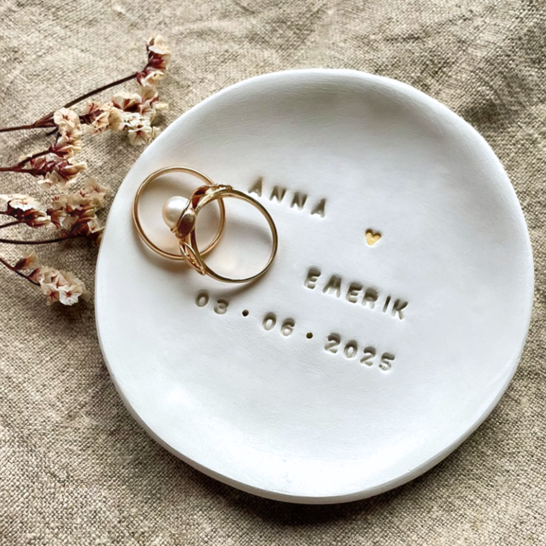 Schale für Hochzeitsringe – handmade, understated, simply beautiful. Aus echtem Ton, natürlich geformt.

Ringschälchen für moderne Paare – reduziert, meaningful, mit organischem Flow. Jedes Stück ein Unikat.