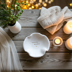 Handgemachte Keramikschale für Hundemamas und Dog Moms. Aus echtem Ton gefertigt, modern und organisch geformt. Ideal als kleine Ablage für Schmuck, Schlüssel oder Alltagskleinigkeiten und eine liebevolle Geschenkidee für Hundeliebhaberinnen. Perfekt für alle, die ihren Hund im Herzen tragen und hochwertige, natürliche Keramikstücke schätzen.