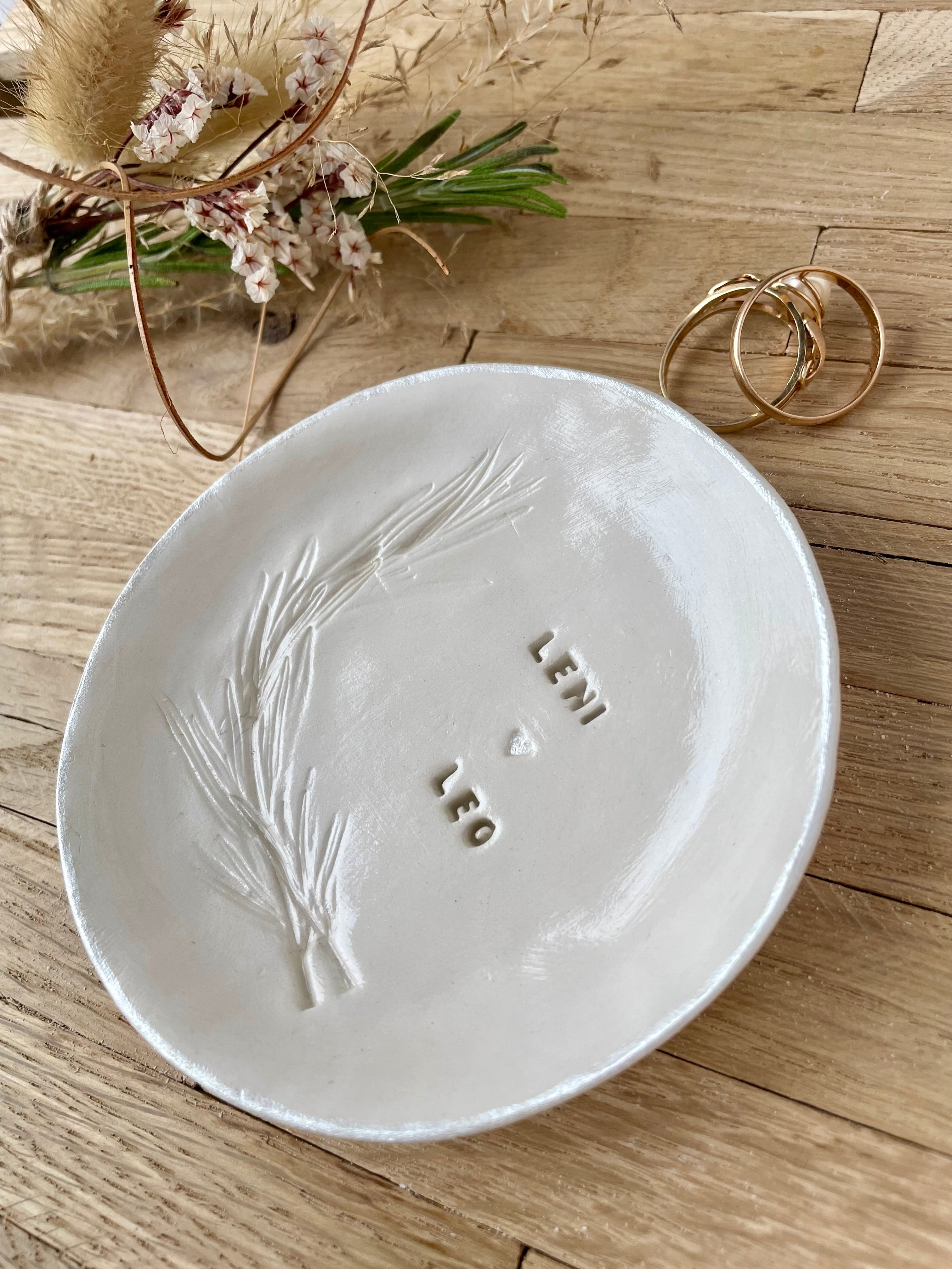 Elegante Keramikschale zur Babyshower, glänzend glasiert, mit Namen, vergoldetem Herz und botanischem Rosmarinmotiv