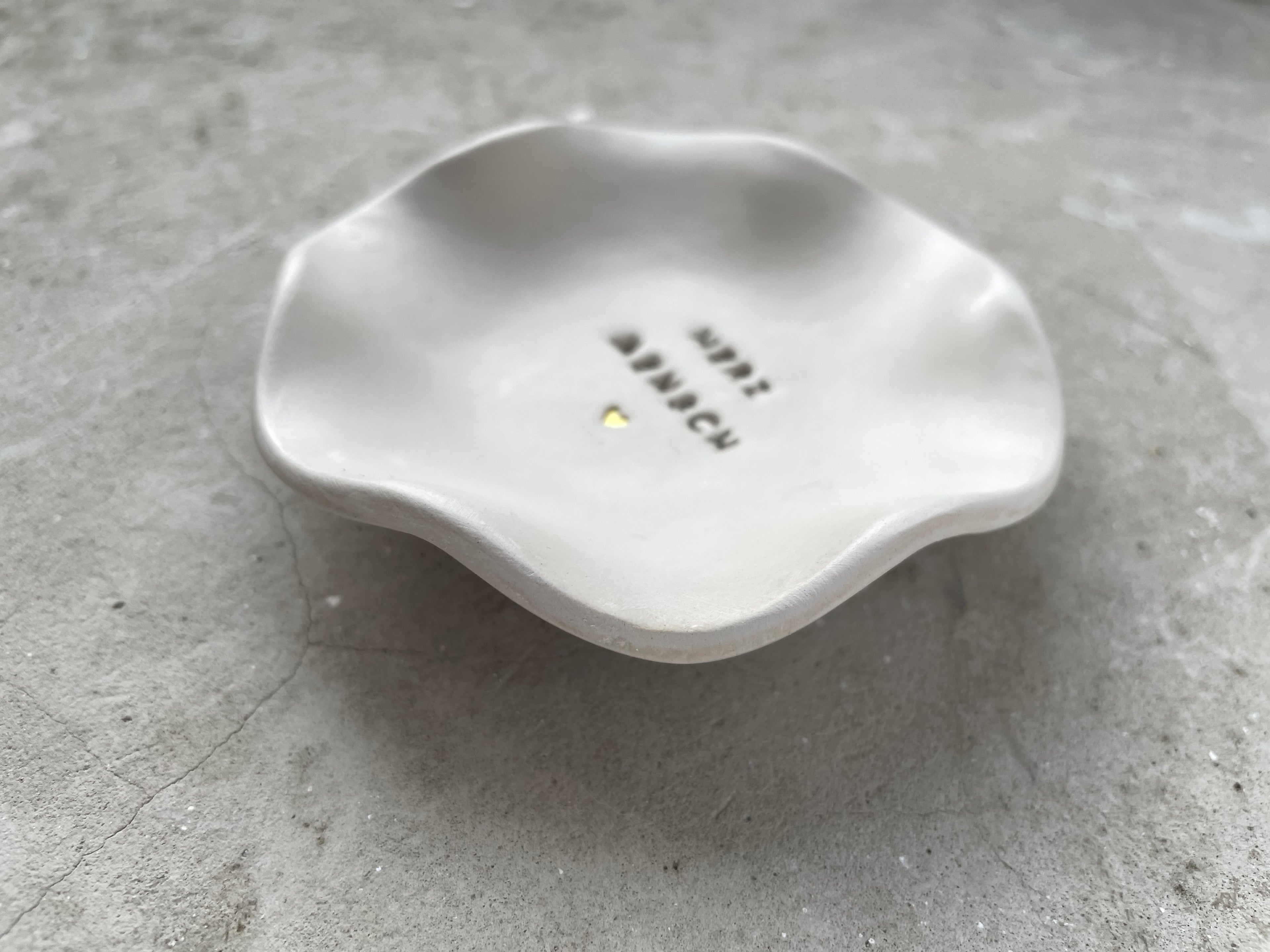 Hochwertige handgetöpferte Schale mit Herzmensch Schriftzug und kleinem eingearbeitetem Herz Motiv ideal als wertiges und liebevolles Unikat zum Verschenken.