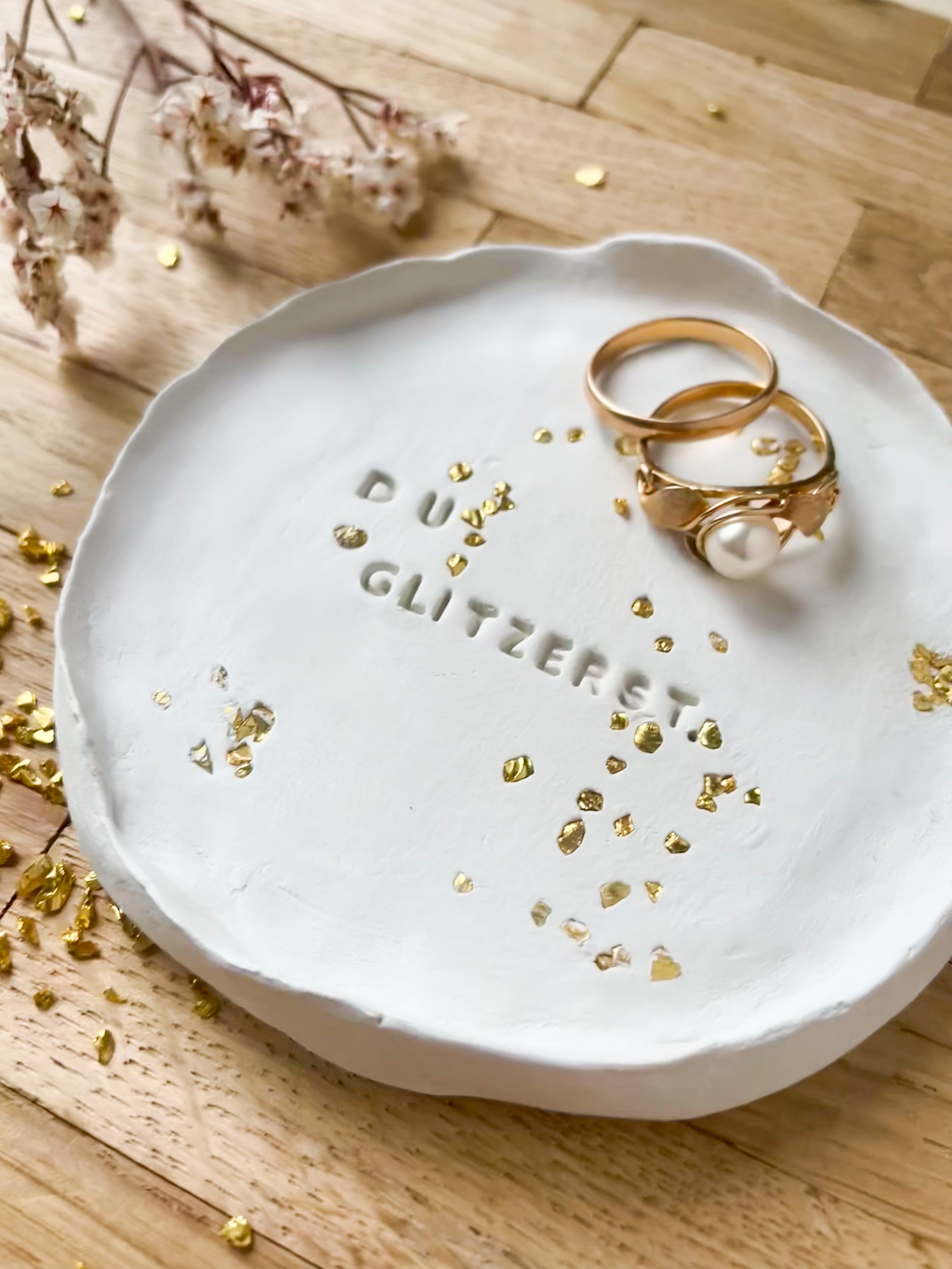 Persönliches Keramikschälchen mit Prägung „Glitzerstück“ – ein besonderes Geschenk für beste Freundinnen, Seelenverwandte und Menschen mit Herz aus Gold.

